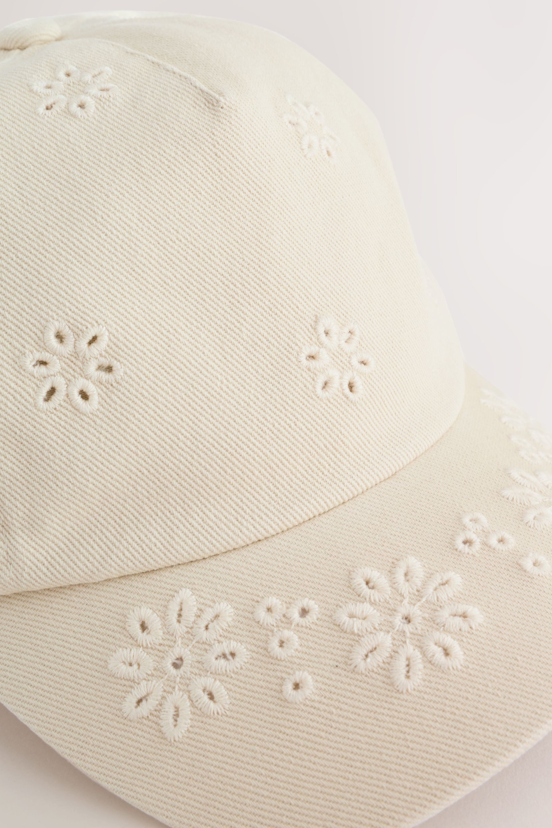 Next Sonnenhut Cap mit Stickerei und Laser-Cut (1-St)
