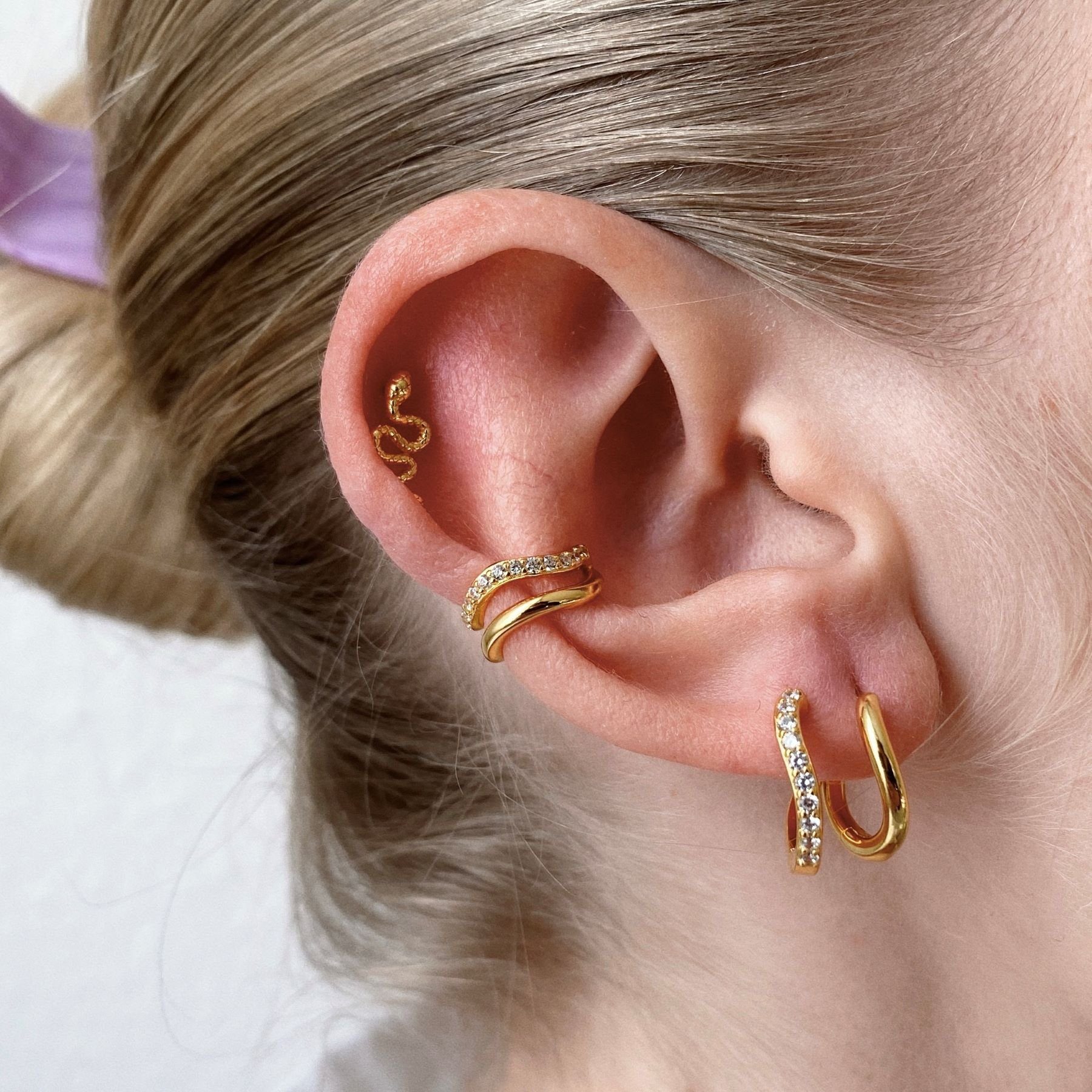 Brandlinger Ohrklemme Cuff Kitzbühel, Ear Cuff mit weißen Steinen, geschwungen, Silber 925 vergoldet