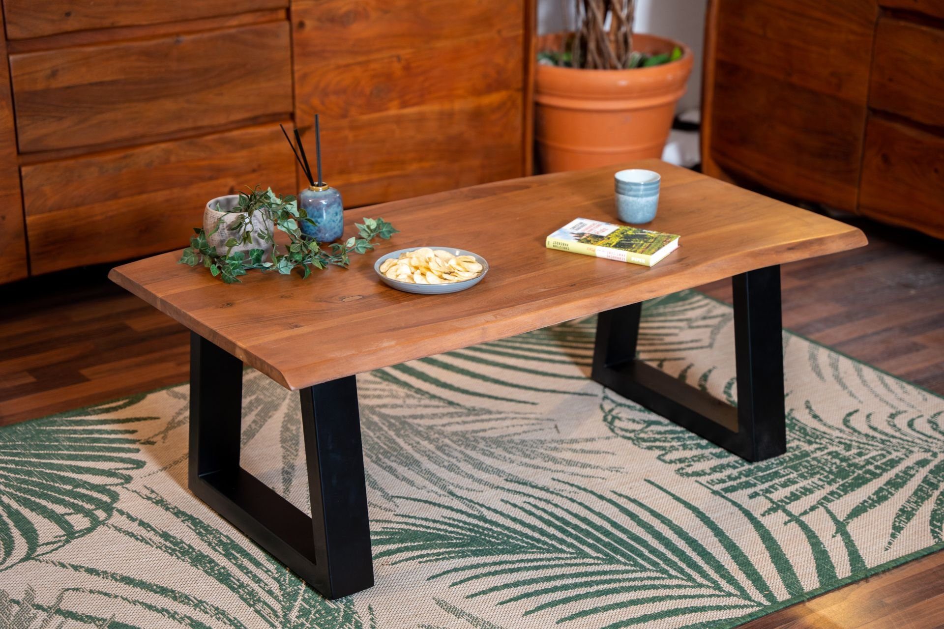 SAM® Couchtisch Flower, massives Akazienholz, Trapezgestell günstig online kaufen