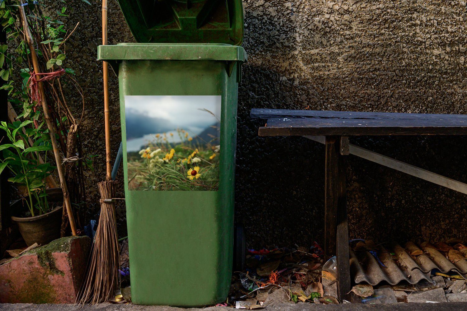 Container, St), Berg Gelb Wandsticker Mülltonne, Blumen Mülleimer-aufkleber, (1 MuchoWow - Sticker, - Abfalbehälter