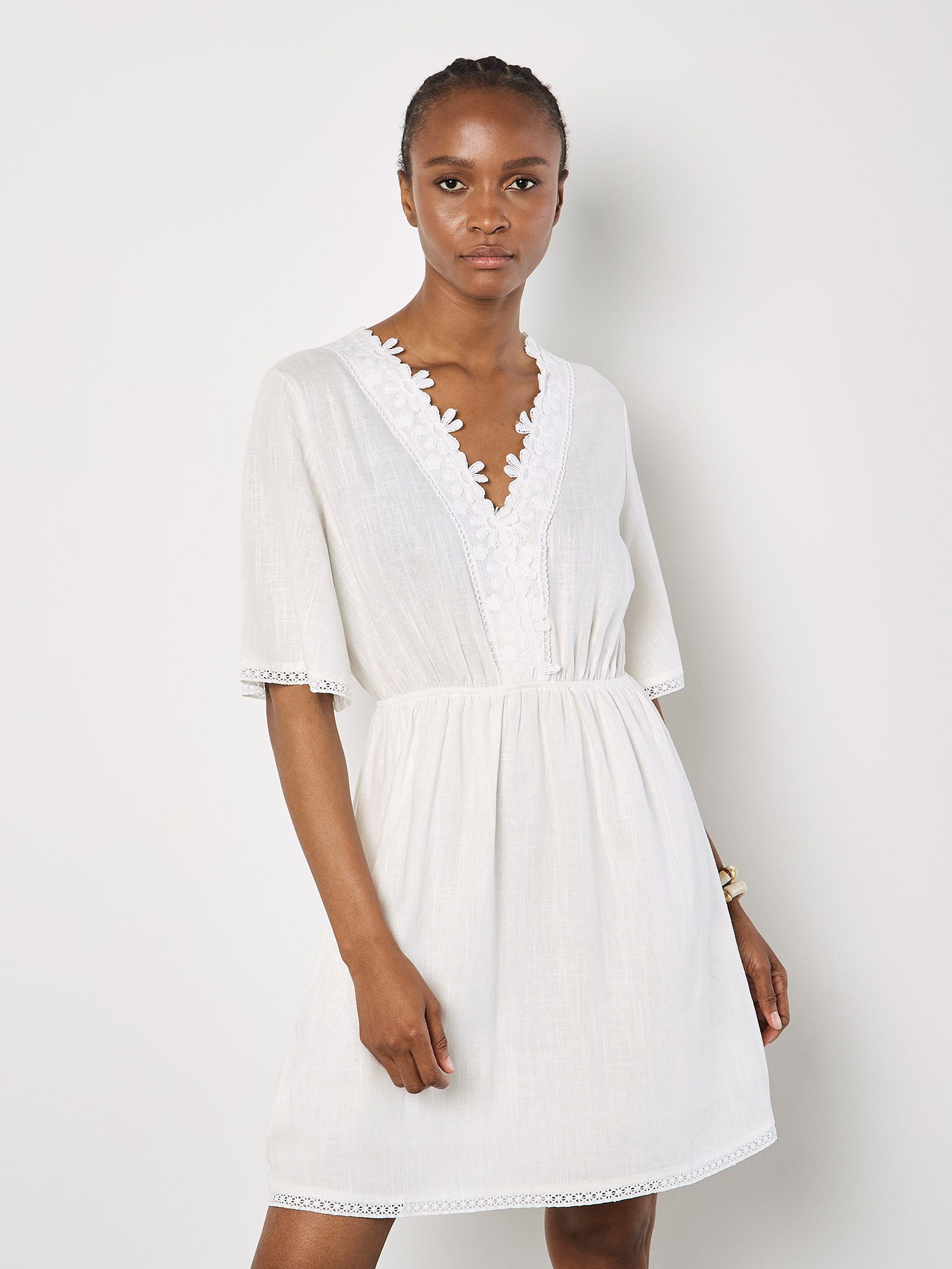 Apricot Spitzenkleid Daisy Lace Front Minikleid mit zierendem Ausschnitt