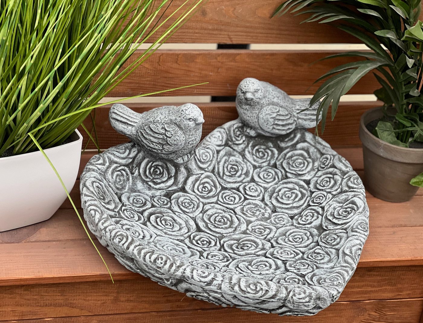 Thumbnail - Stone and Style Vogeltränke Steinguss Vogeltränke Rosenherz XL Vogel frostfest massiv