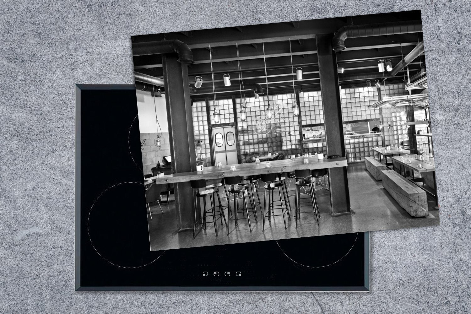 Vinyl, weiß, industriellem und cm, Restaurant (1 Interieur - Herdblende-/Abdeckplatte mit MuchoWow nutzbar, 70x52 Mobile schwarz Ceranfeldabdeckung tlg), Arbeitsfläche