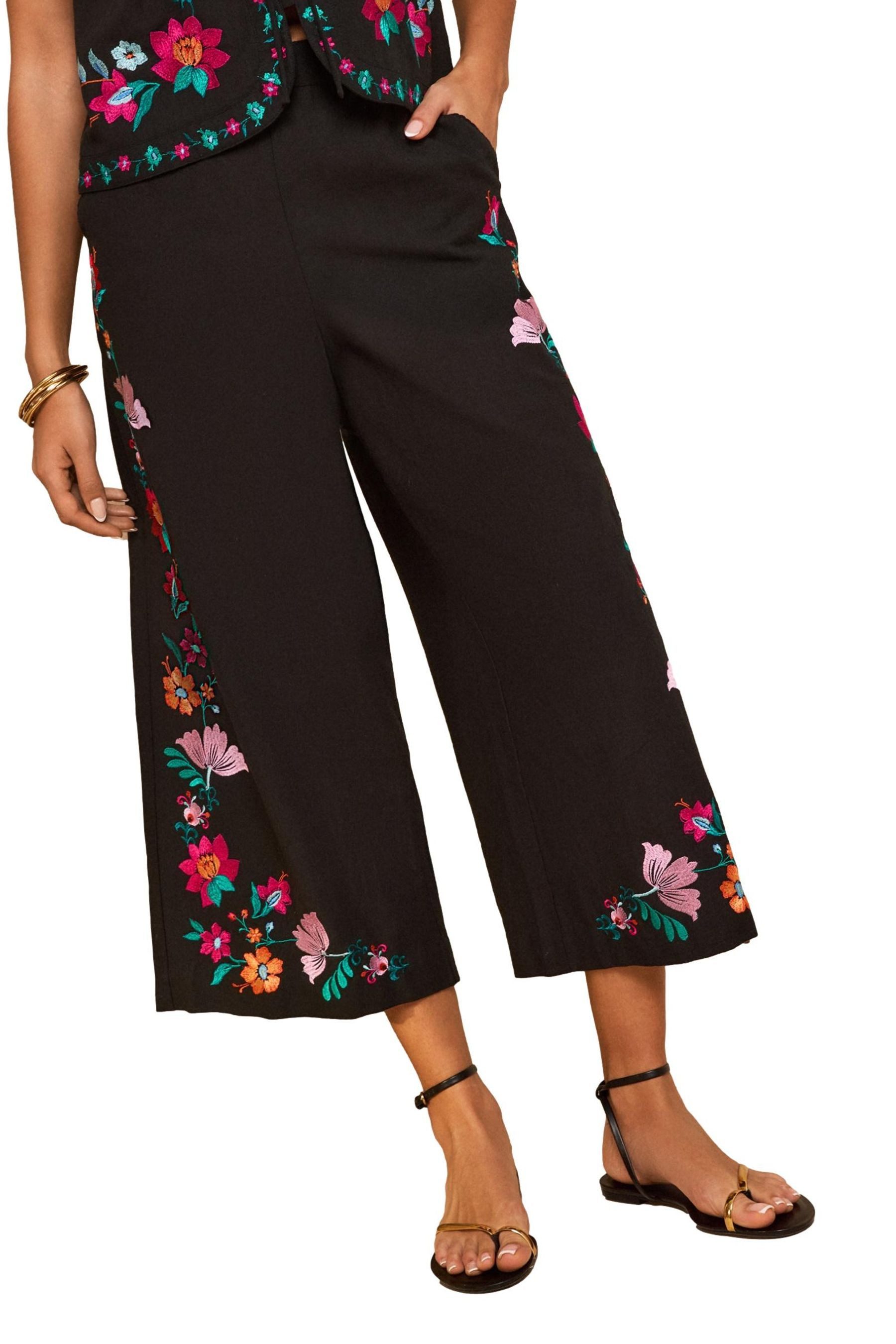 Love & Roses Leinenhose Love & Roses Hose mit Blumenstickerei (1-tlg)