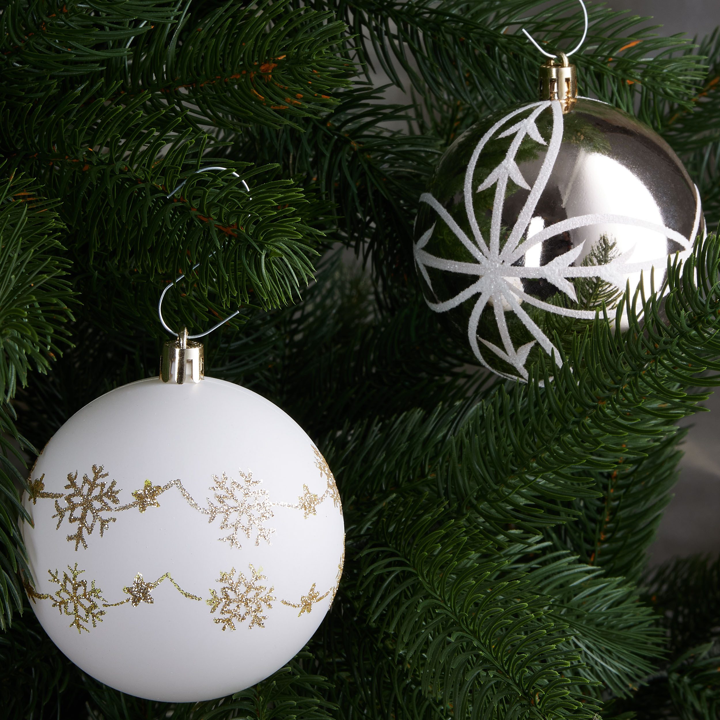 BRUBAKER Weihnachtsbaumkugel 6er Set Weihnachtskugeln - 8 cm Christbaumkugeln (6 St), Baumkugeln für Weihnachtsdeko - handbemalte Weihnachtsbaumkugeln
