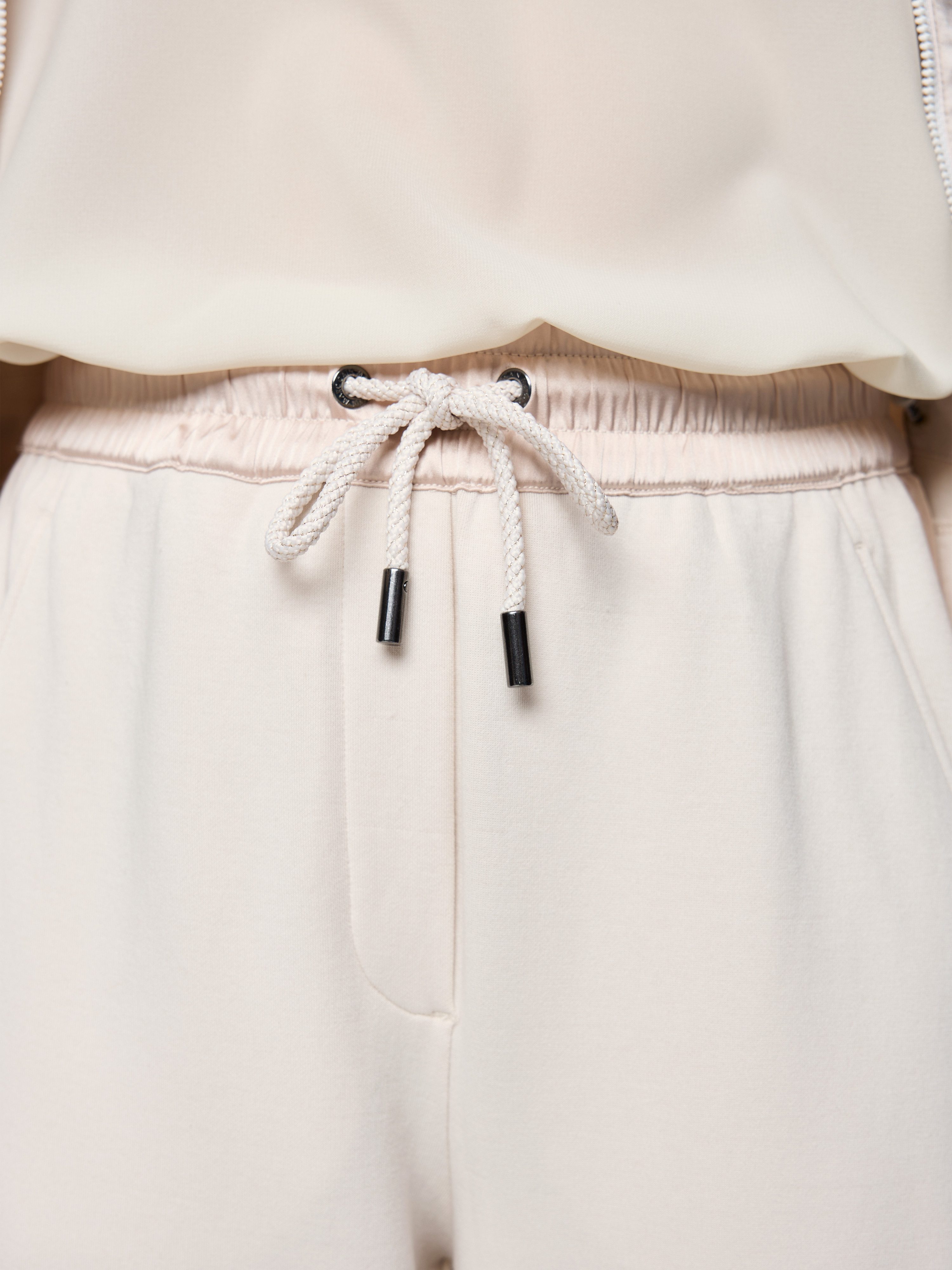 Marc Cain Schlupfhose Golden Hour Premium Damenmode Model: WASHINGTON mit Satindetails