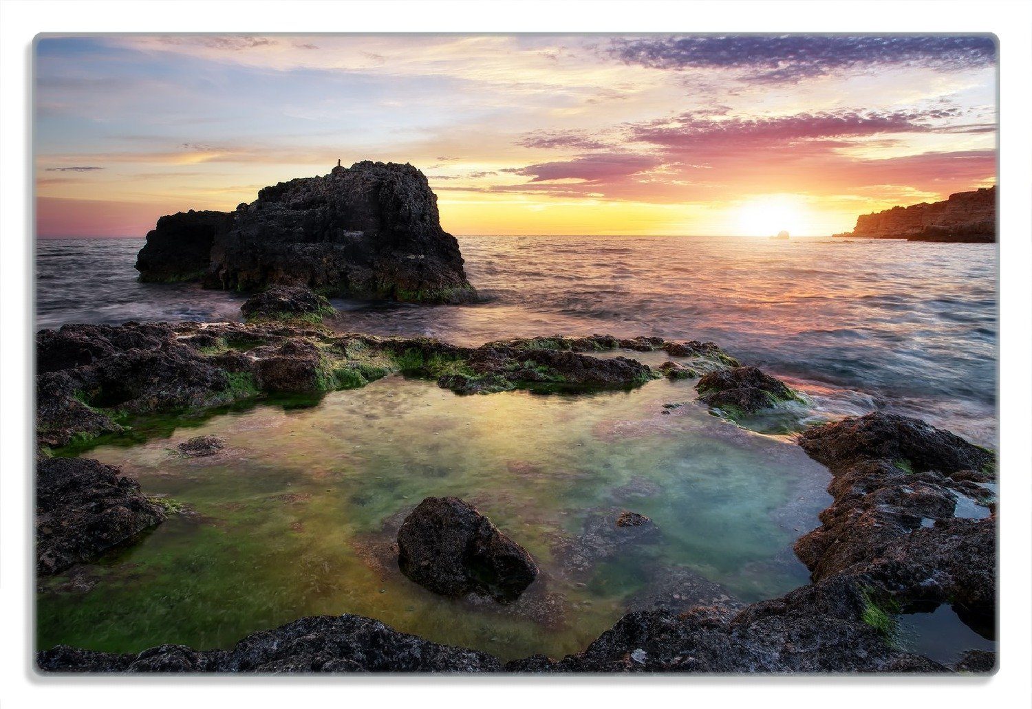 Wallario Frühstücksbrett Felsige Küste Sonnenuntergang, 4mm, bei (inkl. 20x30cm rutschfester Gummifüße 1-St)