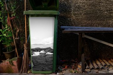 MuchoWow Wandsticker Naturfoto schwarz-weiß (1 St), Mülleimer-aufkleber, Mülltonne, Sticker, Container, Abfalbehälter
