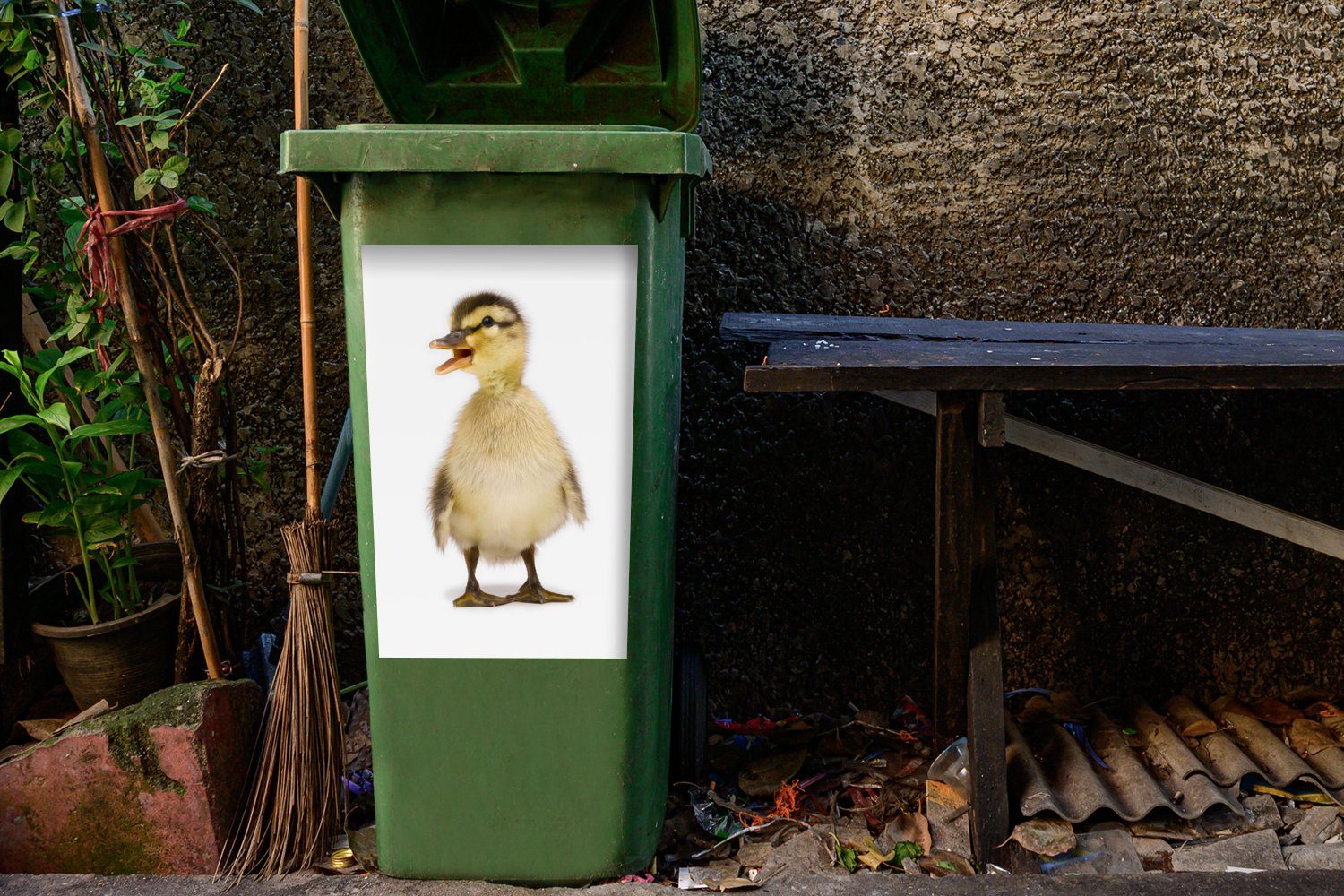 Mülltonne, Container, Sticker, schaut St), Abfalbehälter weg Baby-Ente (1 Wandsticker MuchoWow Mülleimer-aufkleber,