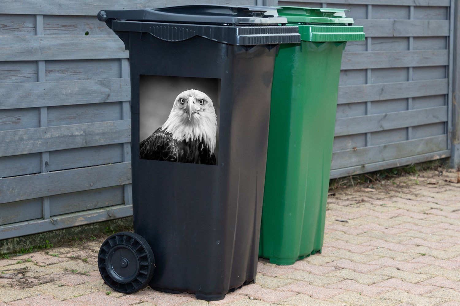 MuchoWow Wandsticker Adler - Container, Sticker, - Schwarz St), Weiß - (1 Mülltonne, Mülleimer-aufkleber, - Abfalbehälter Tiere Raubvogel