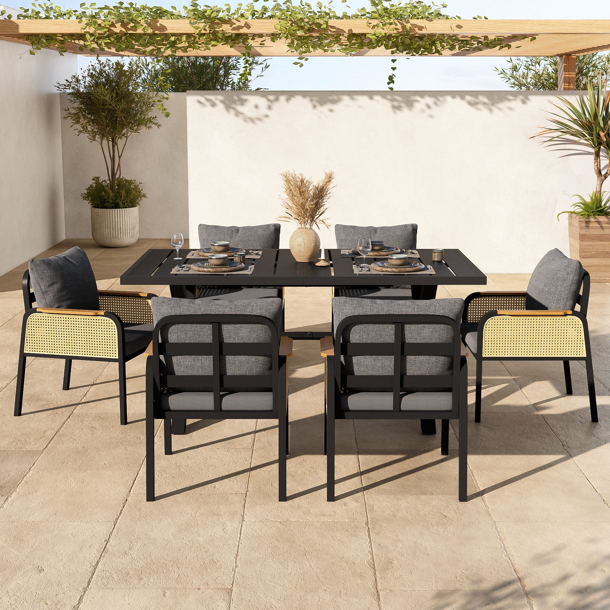 Refined Living Gartenlounge-Set 7-teiliges Gartenmöbel-Set Essgruppe Outdoor, Tisch + 6 Stühle, (Schwarz & Natur, 7-teiliges Gartenmöbel-Set, 148x80x75 cm Tisch, 57x63x84 cm Stühle, Eisengestell, 1-tlg., Holzoptik Tischplatte, Rattan Armlehnen, mit Kissen, wetterfest), Outdoor Essgruppe für Garten Terrasse Balkon, modern Sitzgruppe