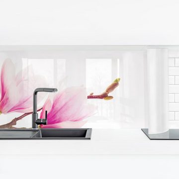 Bilderdepot24 Küchenrückwand rosa dekor Blumen Wandpaneel Küche Zarter Magnolienzweig, (1-tlg., Nischenrückwand - für Fliesenspiegel ohne Bohren - matt), Spritzschutz Rückwand Küche Herd - Folie selbstklebend versch. Größen