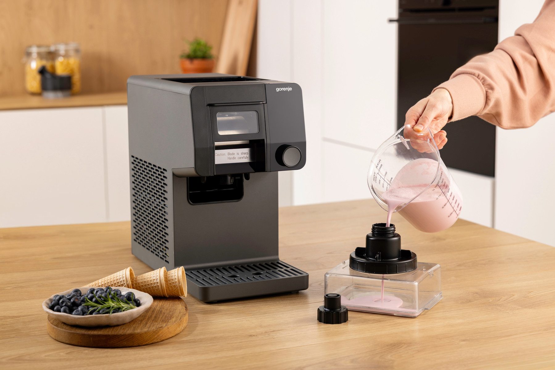 GORENJE Eismaschine GIICM - 3in1 Instant Eismaschine, 200 W, Eis & Slushy in 90 Sek., 1 L, Selbstreinigungsfunktion, max. 35kg/Tag