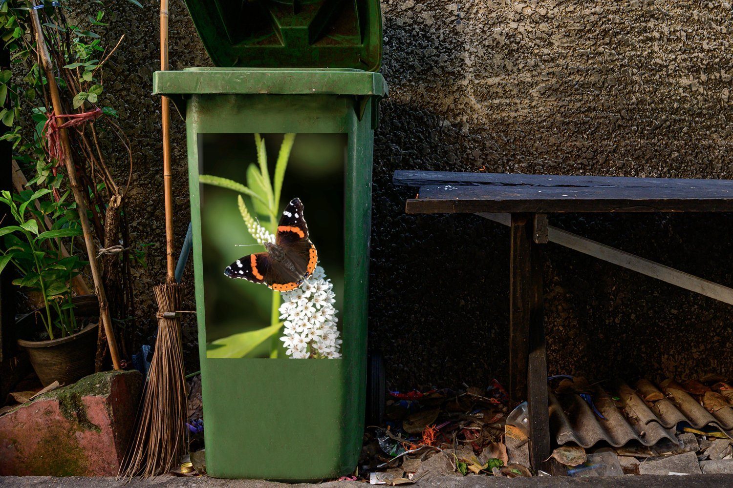Mülleimer-aufkleber, Container, Blüte St), auf Wandsticker Abfalbehälter (1 Stieglitz-Schmetterling einer Ein MuchoWow Sticker, weißen Mülltonne,