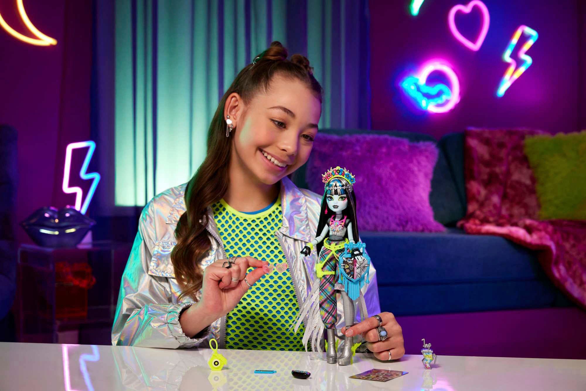 MonsterHigh™ Anziehpuppe Monsterfest Frankie Stein mit Festival-Outfit günstig online kaufen