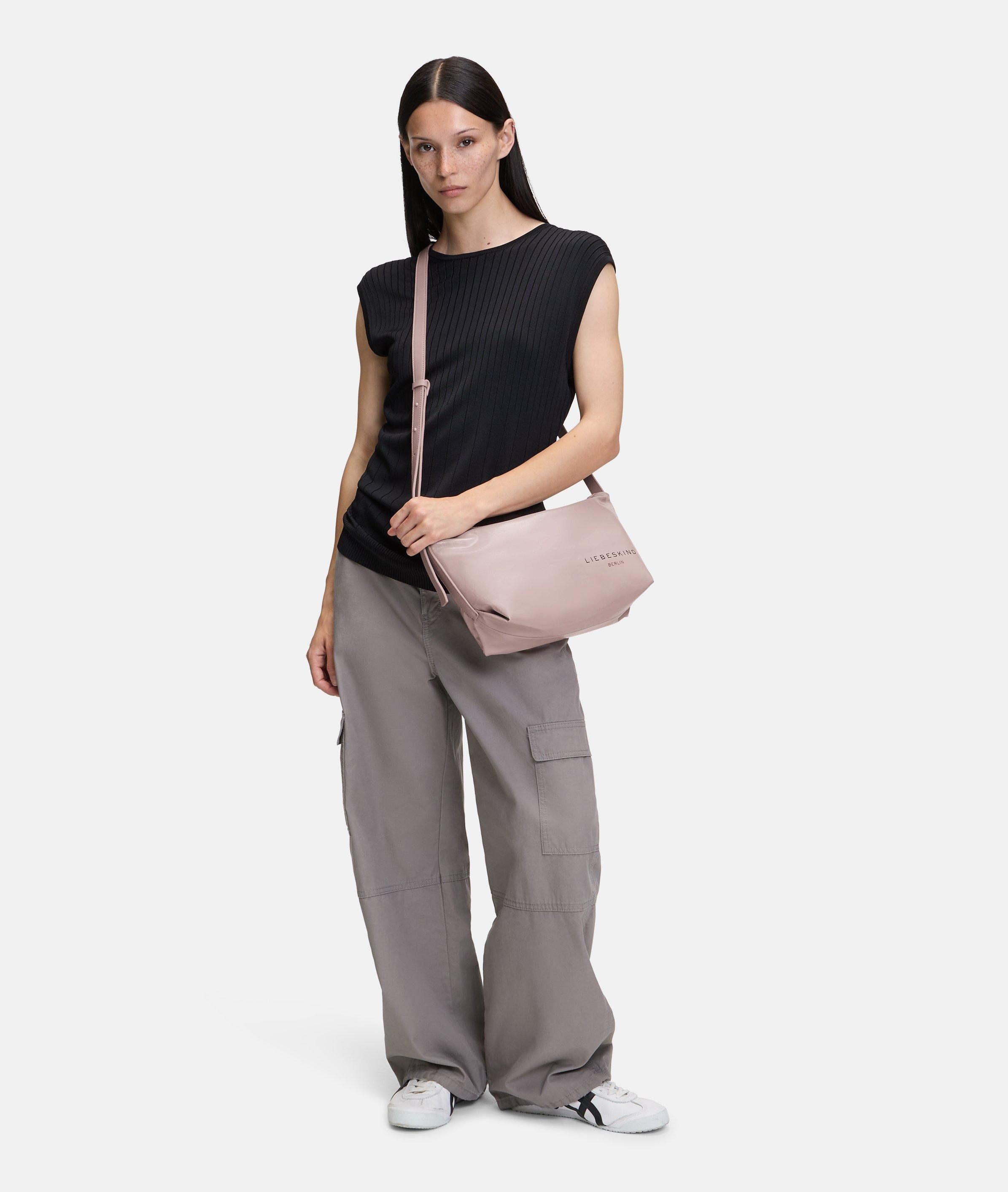 Liebeskind Berlin Umhängetasche Elvira Crossbody M, Geräumige Umhängetasche aus folierter Baumwolle