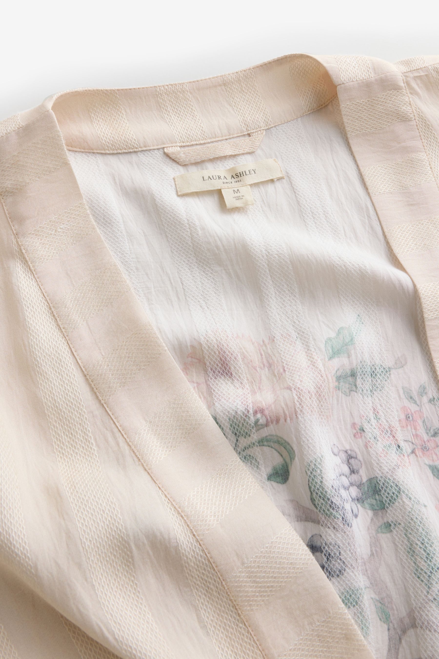 LAURA ASHLEY Damenbademantel Laura Ashley Ellenbrook Satin-Morgenmantel, Viskose (Livaeco), Polyamid