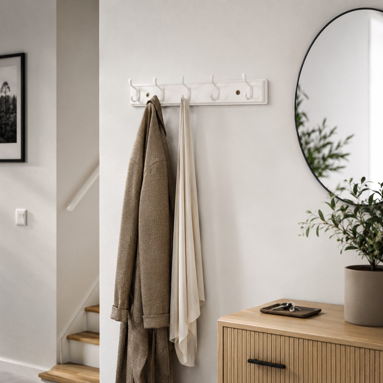 HOOZ Garderobenleiste Bambus – Wandgarderobe mit Metallhaken Weiß, 5 Haken Weiß 61 cm (Einzelartikel, 1 Wandhakenleiste), FSC-zertifizierter Bambus, Garderobenleiste mit Metallhaken