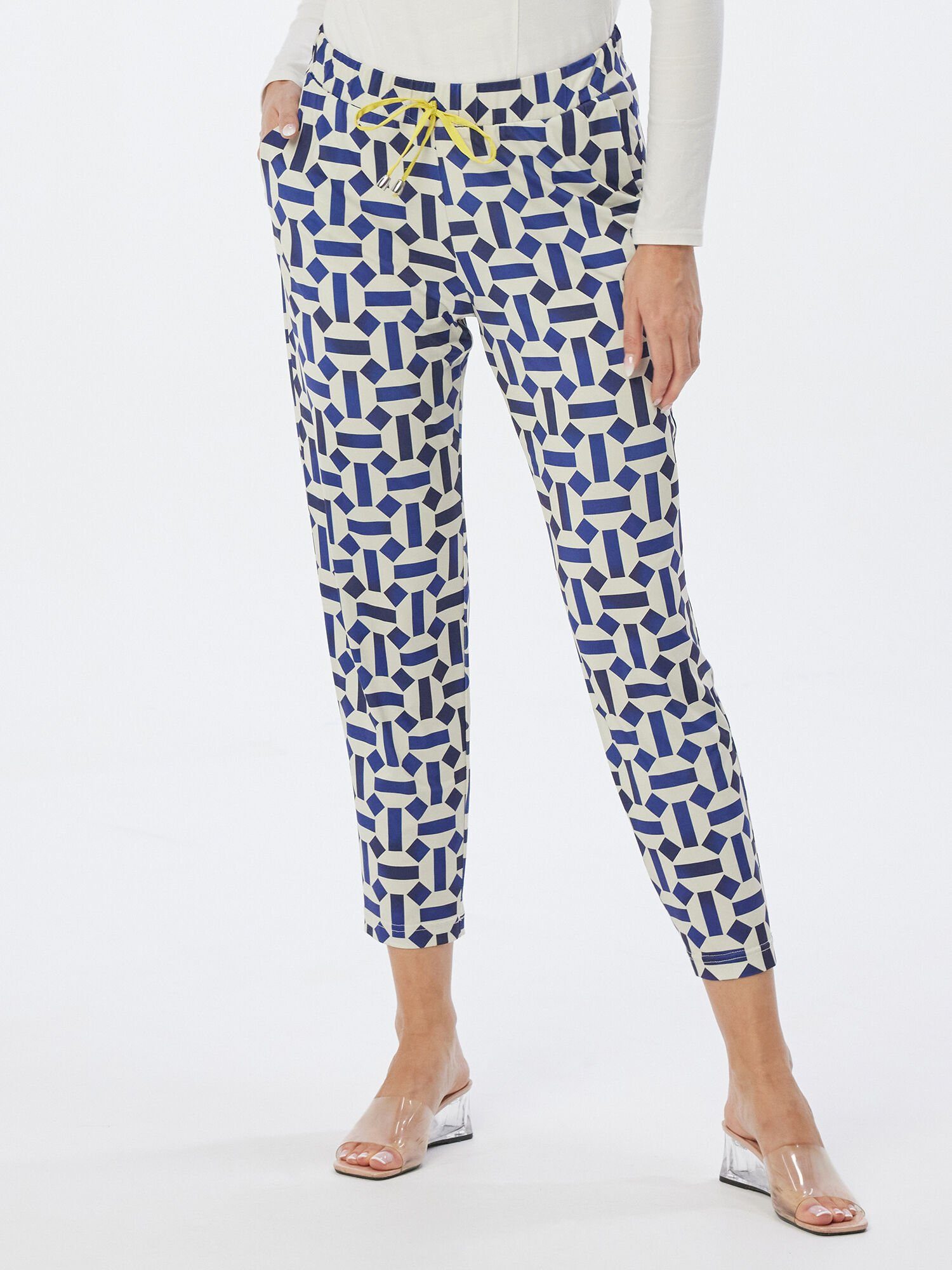 MONACO blue Stoffhose Sweathose figurumspielend mit Kaleidoskopprint