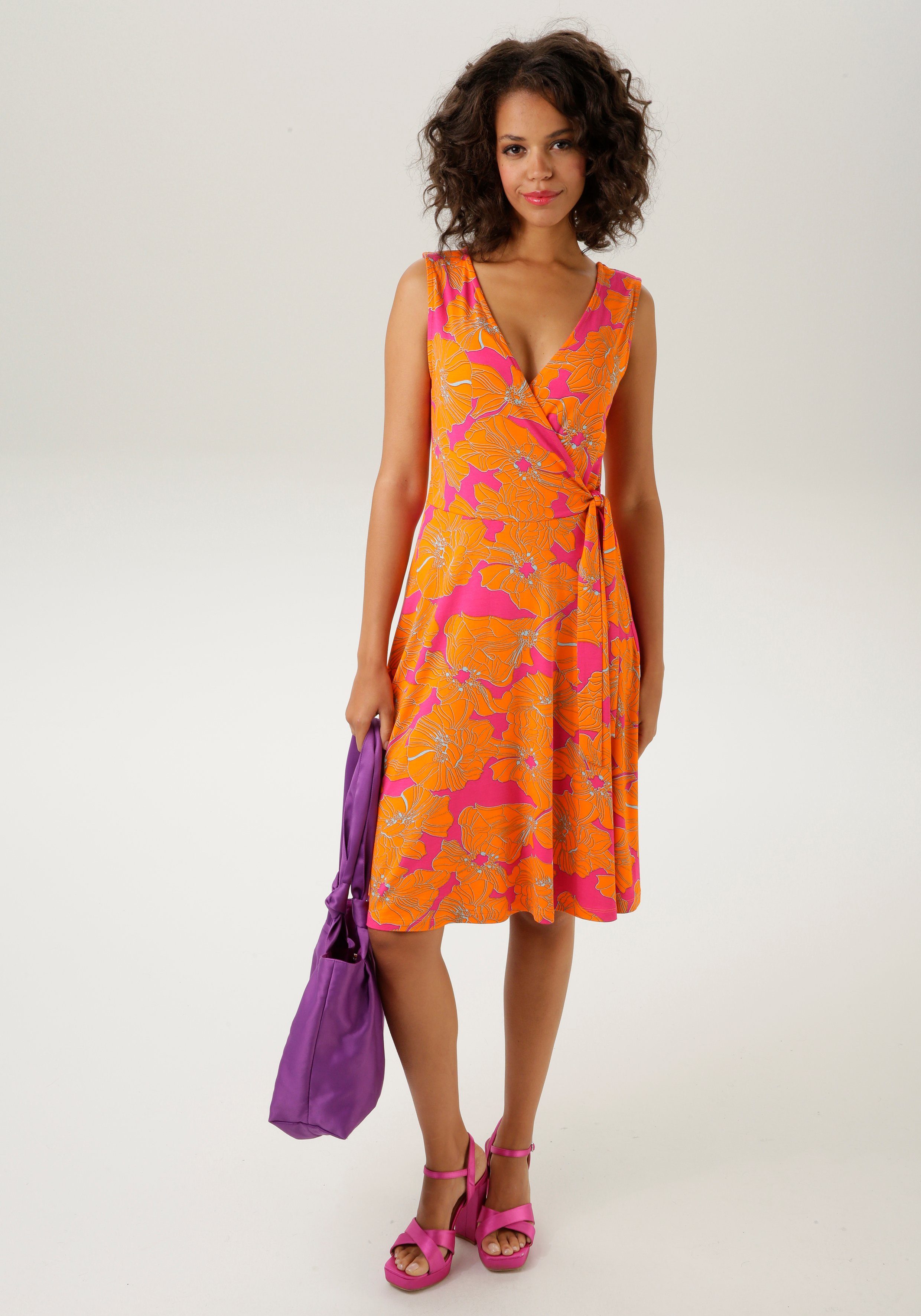 KOLLEKTION Aniston CASUAL großflächigem Sommerkleid farbintensivem, NEUE mit Blumendruck -