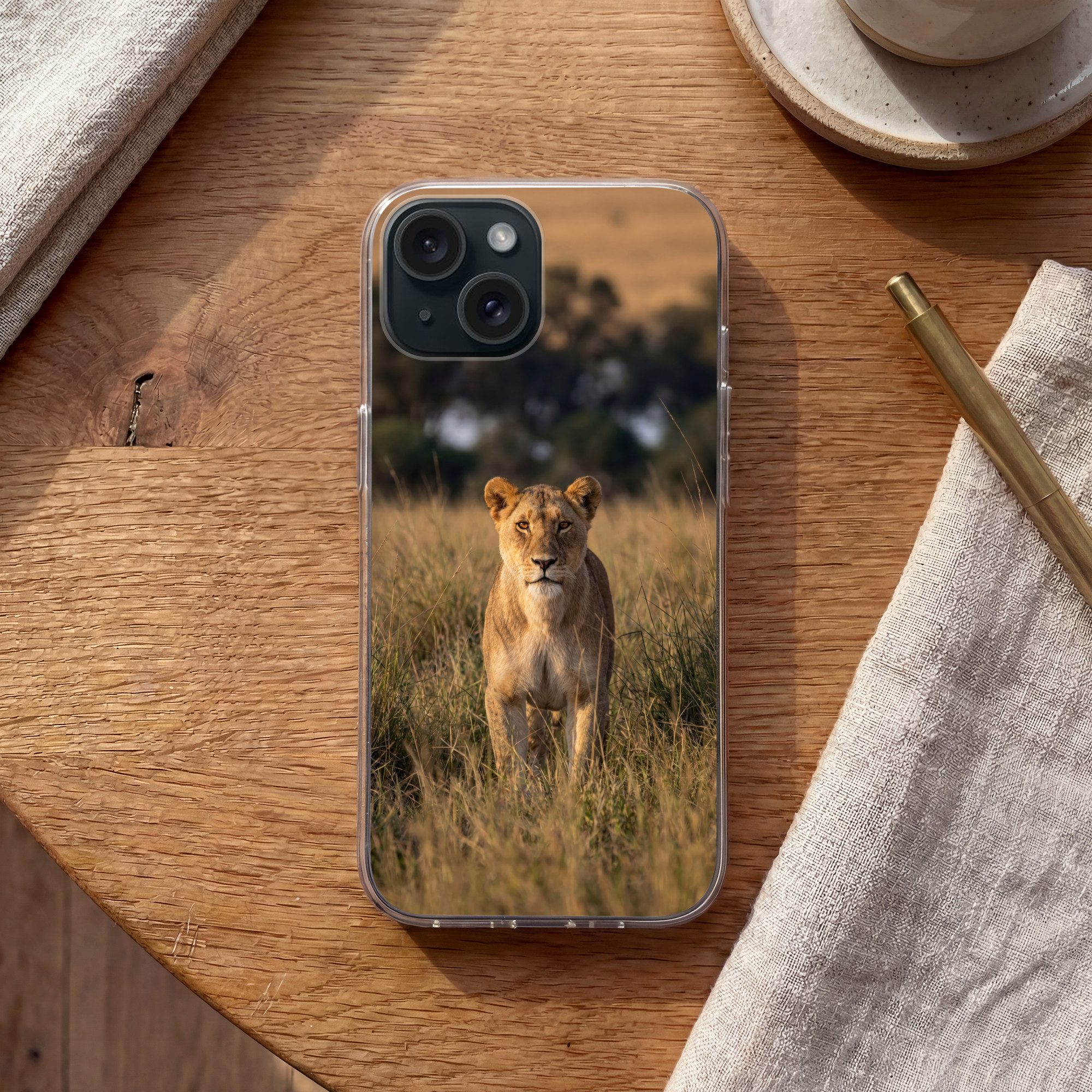 MuchoWow Handyhülle für Apple iPhone 15 Löwin - Gras - Gelb, Smartphone-Bumper, Print, Handy Schutzhülle Dünn