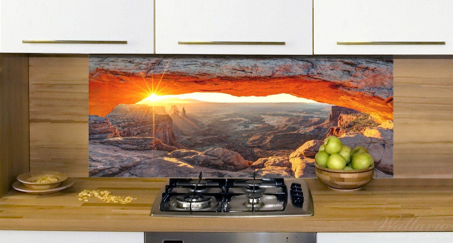  Sonnenstrahl Horizont am Wallario Leuchtende Küchenrückwand Felsspalte, (1-tlg)