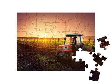 puzzleYOU Puzzle Weinreben auf dem Feld und ein roter Traktor, 48 Puzzleteile, puzzleYOU-Kollektionen Traktoren