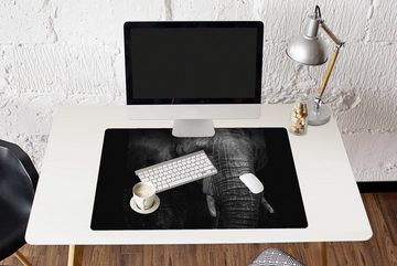 MuchoWow Gaming Mauspad Porträt eines Elefanten in Schwarz und Weiß vor dunklem Hintergrund (1-St), Büro für Tastatur und Maus, Mousepad Gaming, 90x60 cm, XXL, Großes