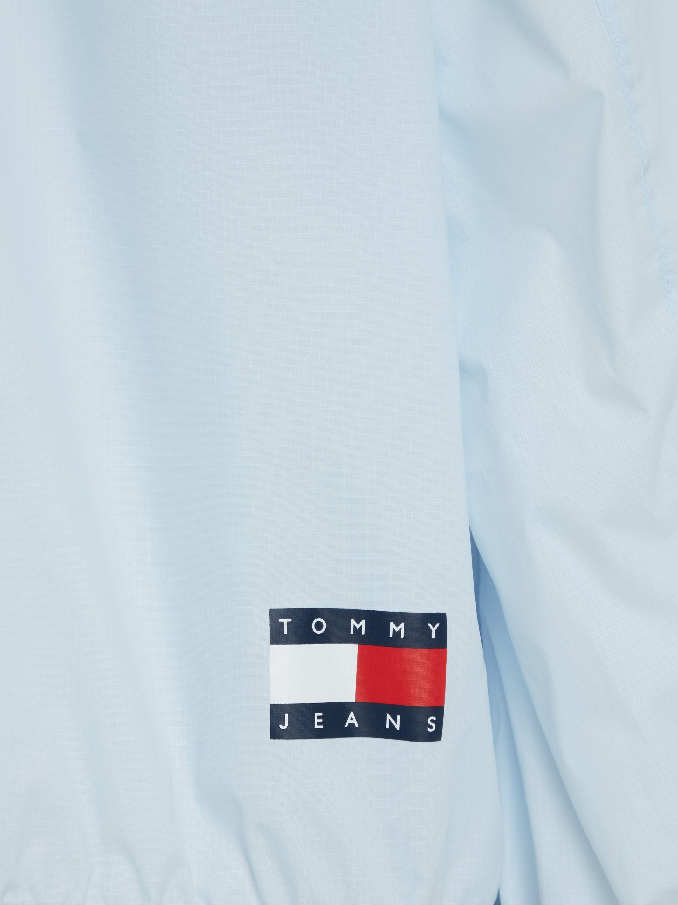 Tommy Jeans der PCKABLE mit TJM Logo ZIPTHRU Windbreaker auf TECH CHICAGO Brust Shimmering Blue