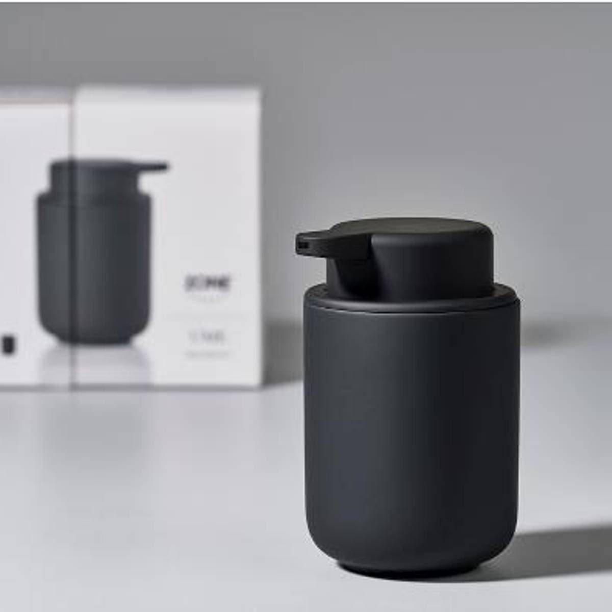 Zone Denmark Seifenspender ZONE Seifenpumpe UME Schwarz, Keramik mit Soft-Touch, (Stück)