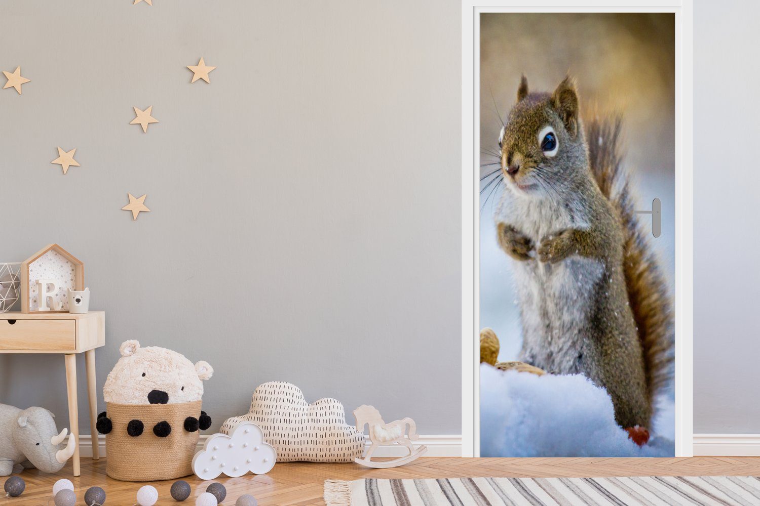 MuchoWow Türtapete Eichhörnchen - - bedruckt, Nagetiere Türaufkleber, Jahreszeiten, Nüsse für Fototapete - St), cm - (1 - Matt, Schnee Winter Tür, 75x205