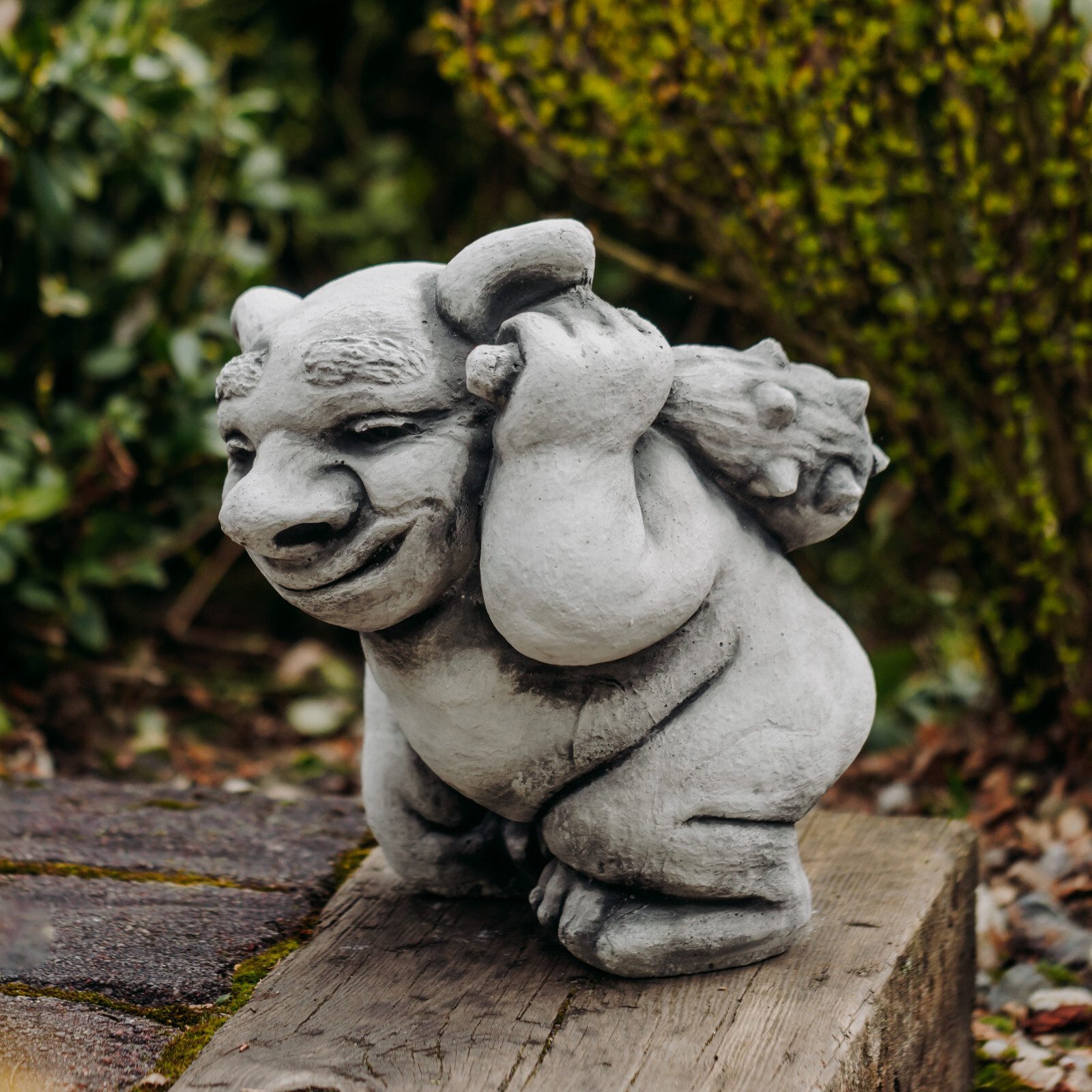Gartenfigur Massive Steinfigur lustiger XXL Troll Modell Neandertaler, Höhe 30 cm