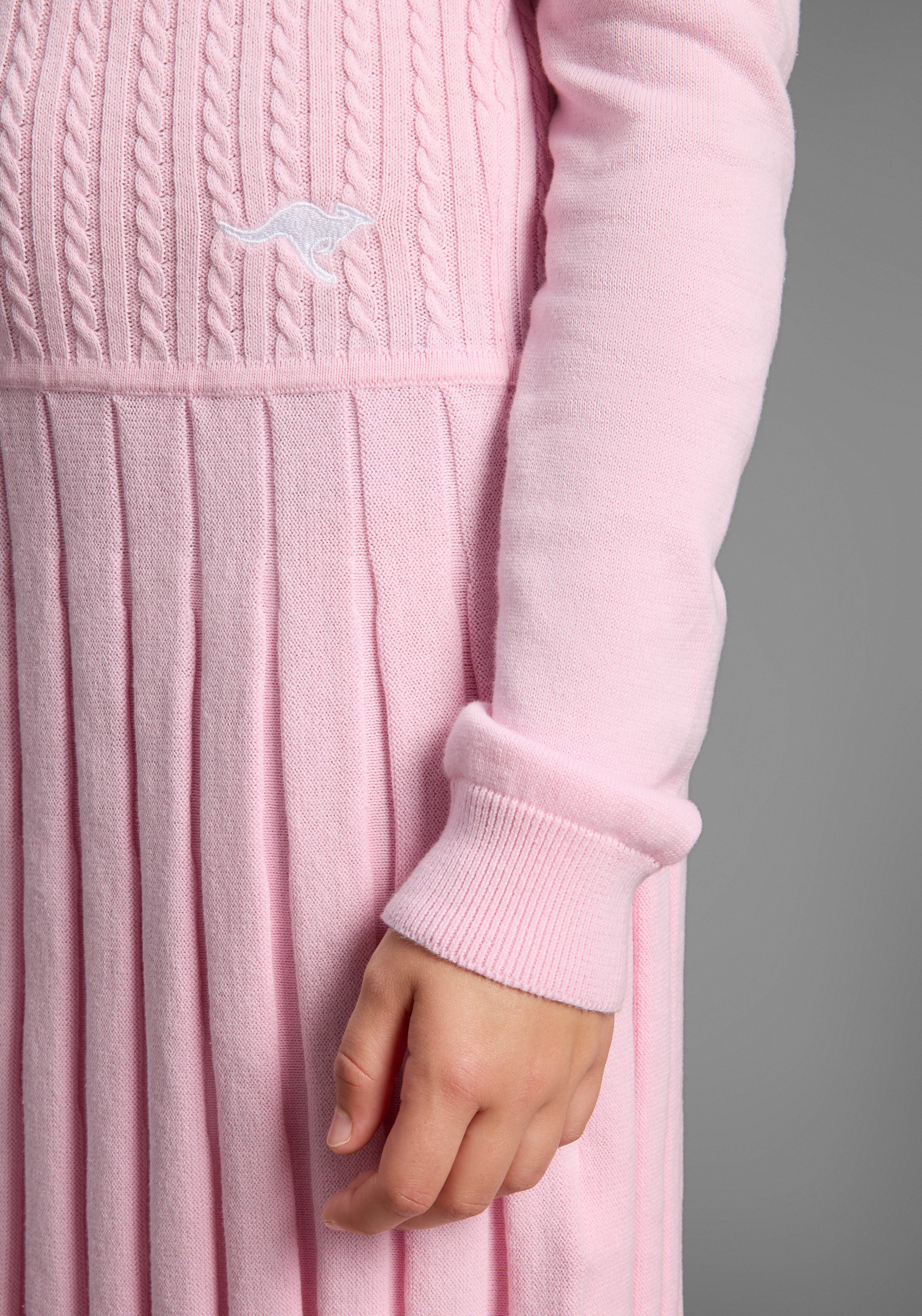 KangaROOS Strickkleid Kleid feinem Zopf-Strick und Faltenrock Niedliches Strickkleid mit Zopfmuster