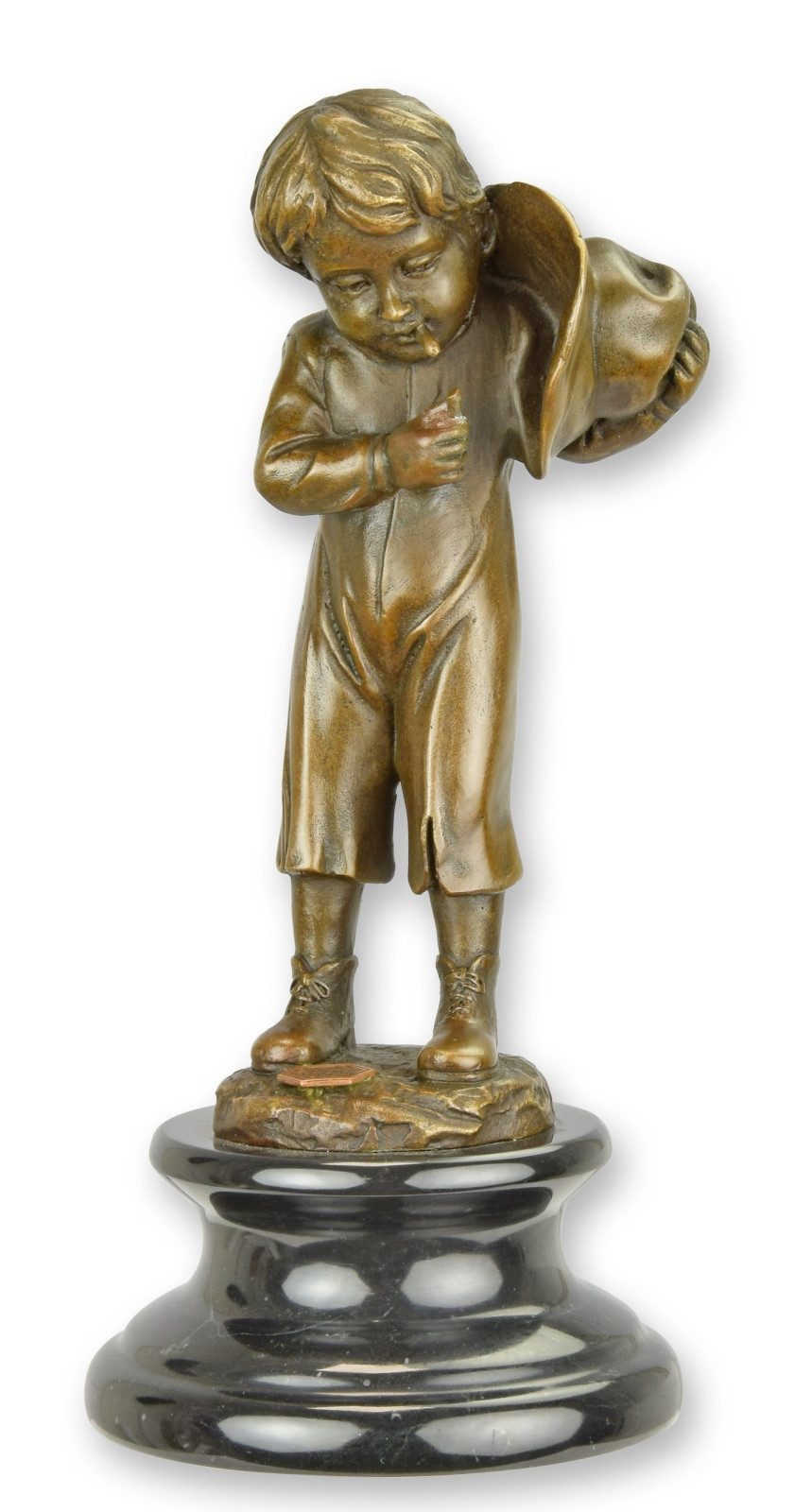 Aubaho Dekoobjekt Eine Bronzeskulptur eines Jungen, der sich eine Zigarette anzündet Rep