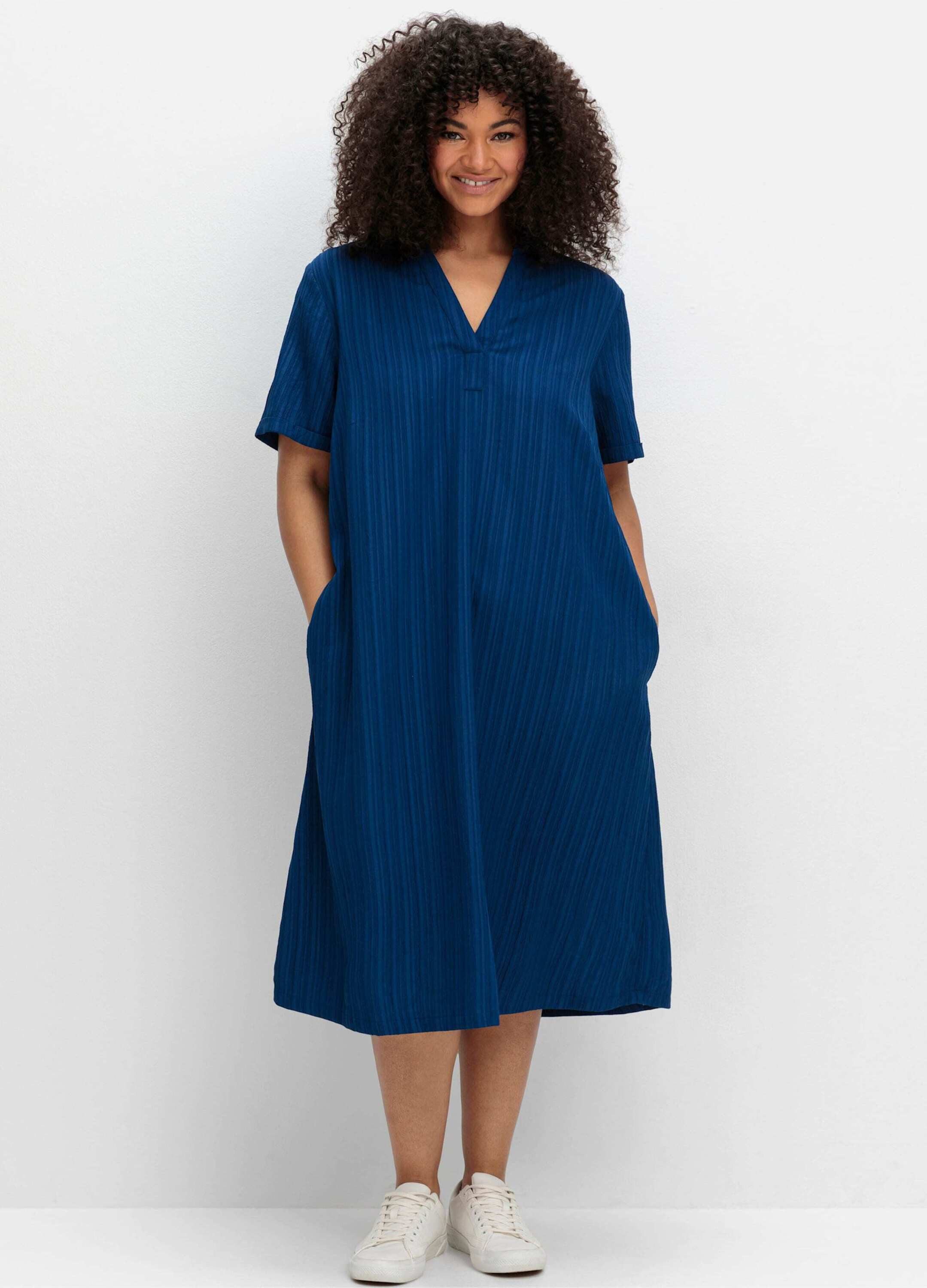 Sheego Etuikleid Blusenkleid Kurzarm mit Polokragen, in Längsstruktur