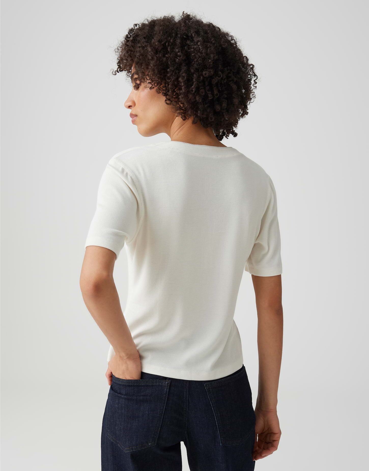 OPUS Kurzarmshirt mit feiner Rippe Femininer Ausschnitt mit leichter Transparenz