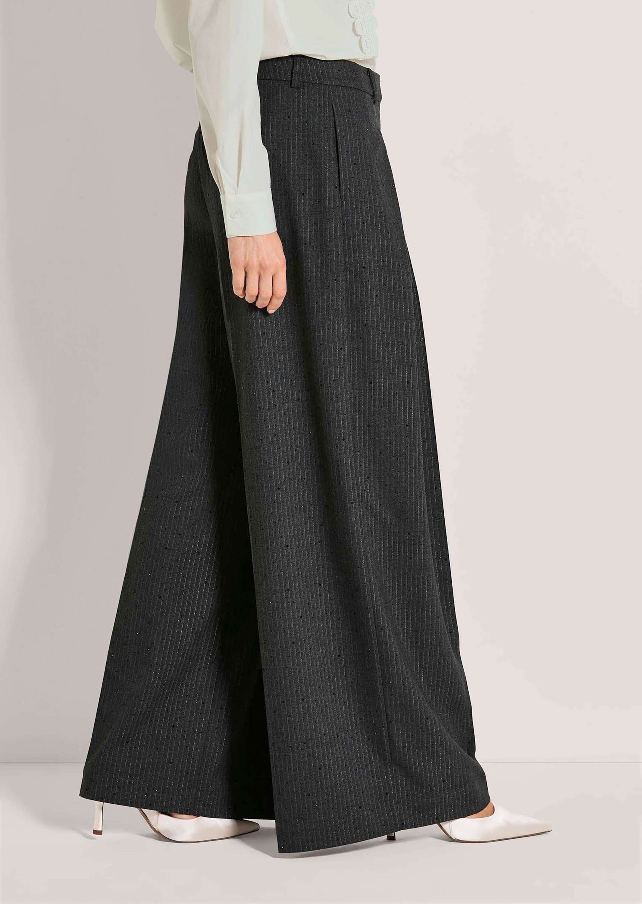 MADELEINE Stoffhose Nadelstreifenhose mit Strassdekoration Stoffhose mit Formbund, Gürtelschlaufen, Taschen und Knöchellänge