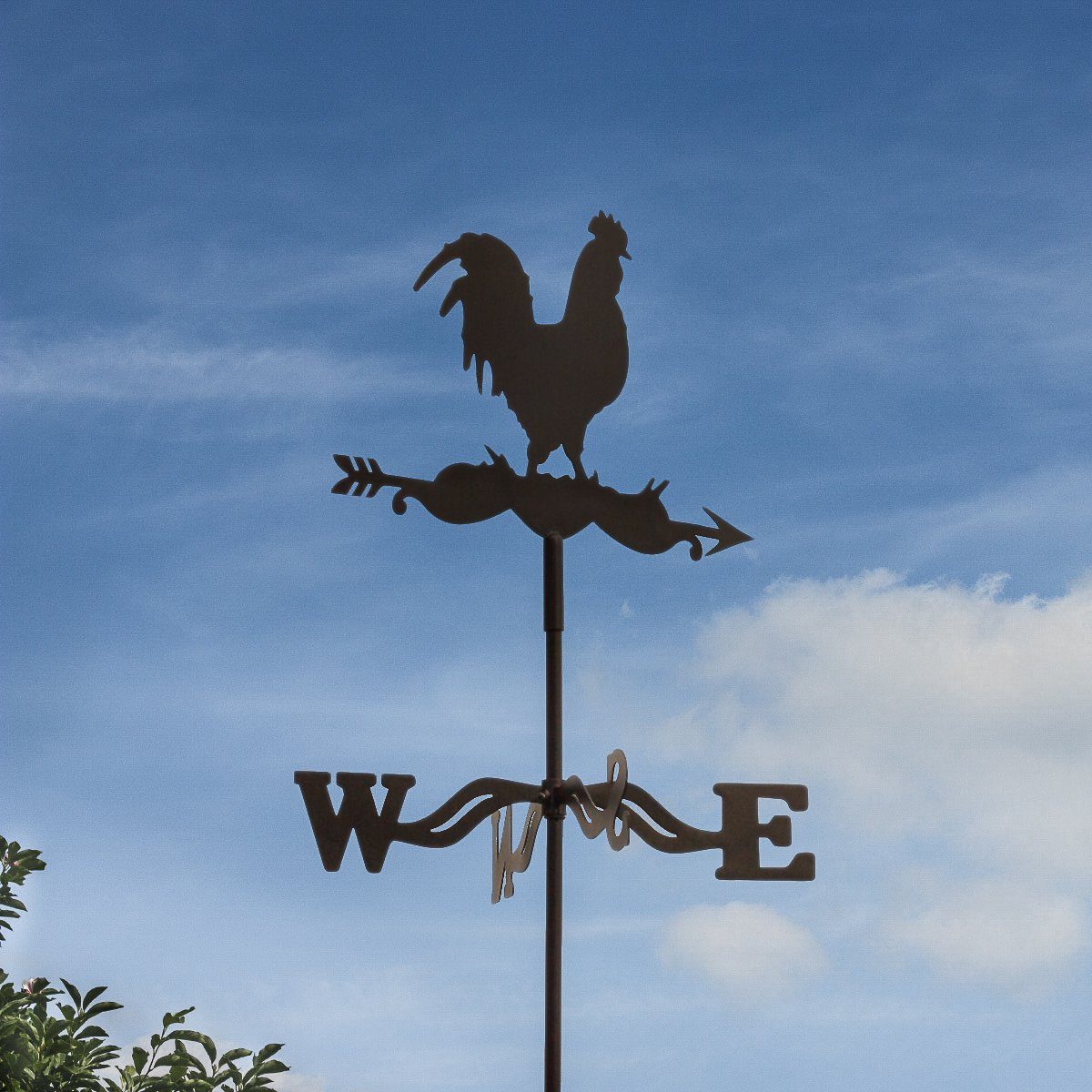 Antikas Windspiel Wetterhahn, Wetterfahne mit Erdspieß und Wandbügel, Windspiel für Wand