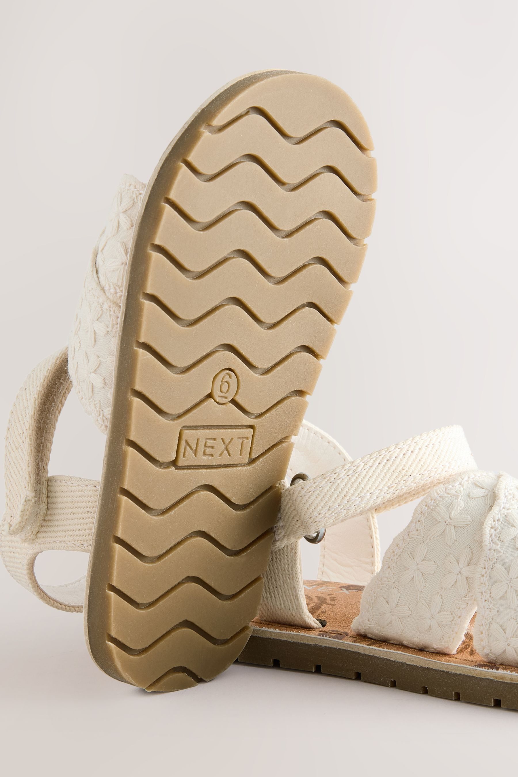 Next Sandalen mit Lochstickerei Sandale (1-tlg)