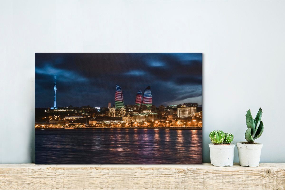der Wanddeko, Aufhängefertig, Leinwandbild Wandbild Wolken St), Stadt in (1 Baku Dunkle Aserbaidschan, beleuchteten 30x20 cm Leinwandbilder, OneMillionCanvasses® über