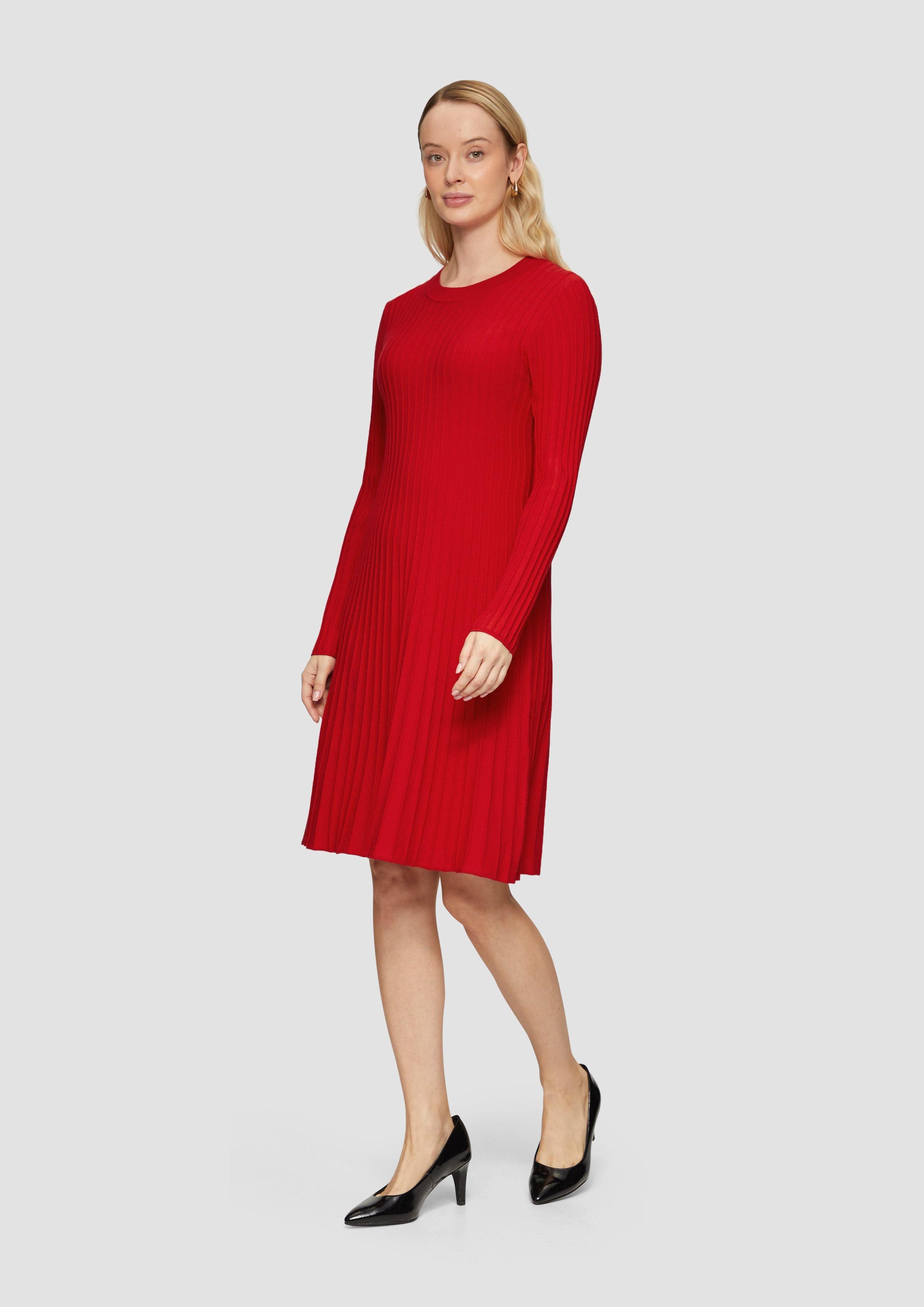 s.Oliver BLACK LABEL Minikleid Plissiertes Kleid im Slim Fit aus Viskosemix