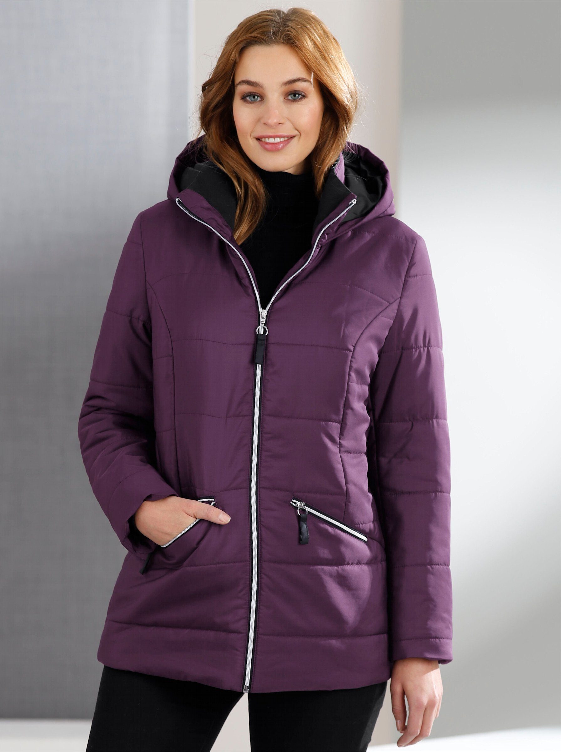 Allwetterjacke aubergine an! Sieh