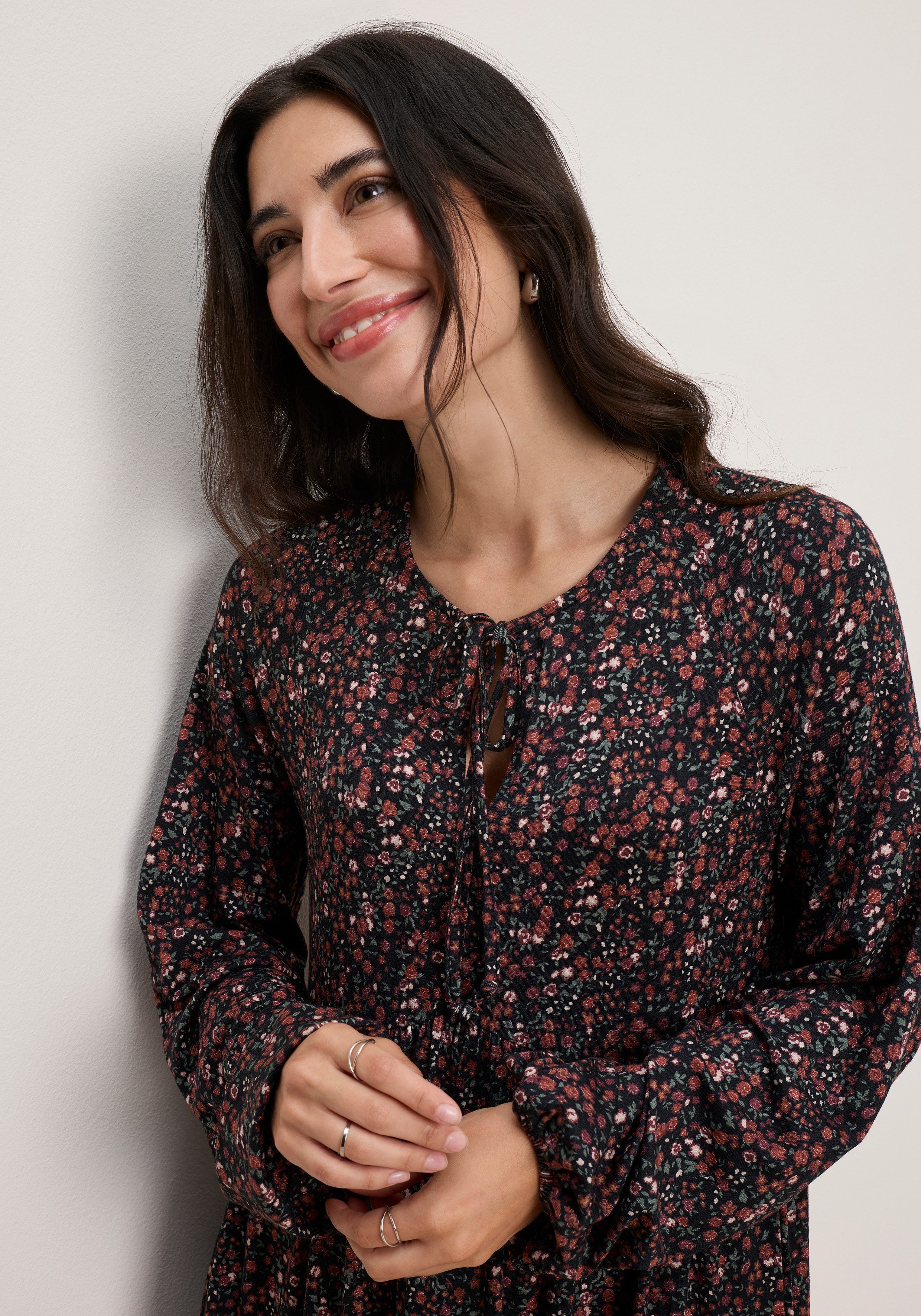 Tamaris Jerseykleid mit figurbetonter Passform, Mini-Länge, geblümte Optik mit modernen Schleifen-Details