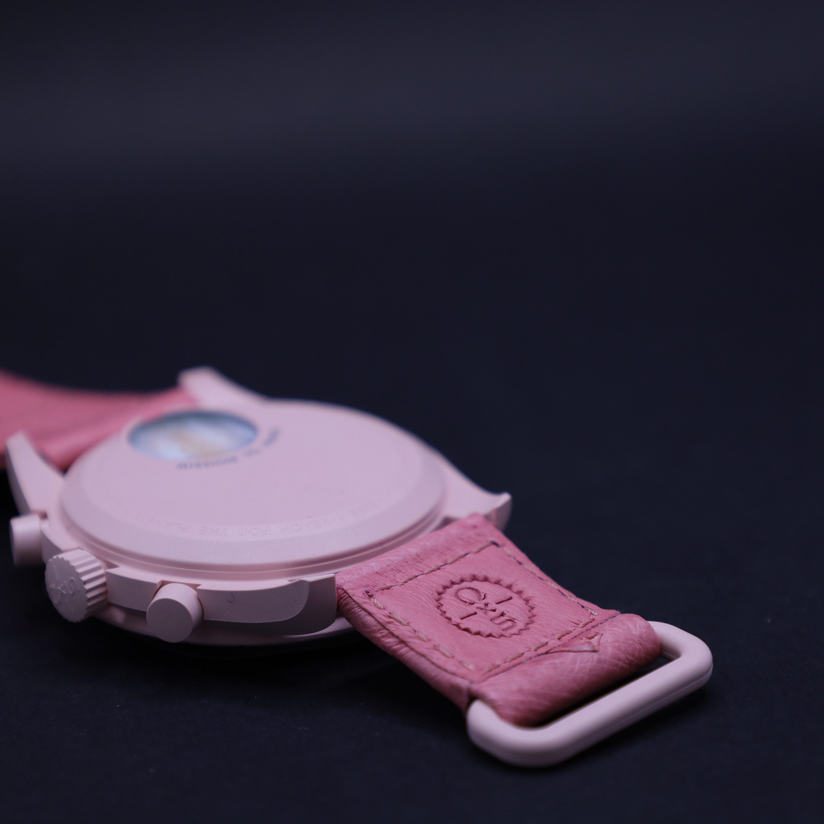 Swatch Chronograph OMEGA x Swatch MoonSwatch Mission to Venus Straußenleder SO33P100C, (1-tlg) – Bild 5 von 5
