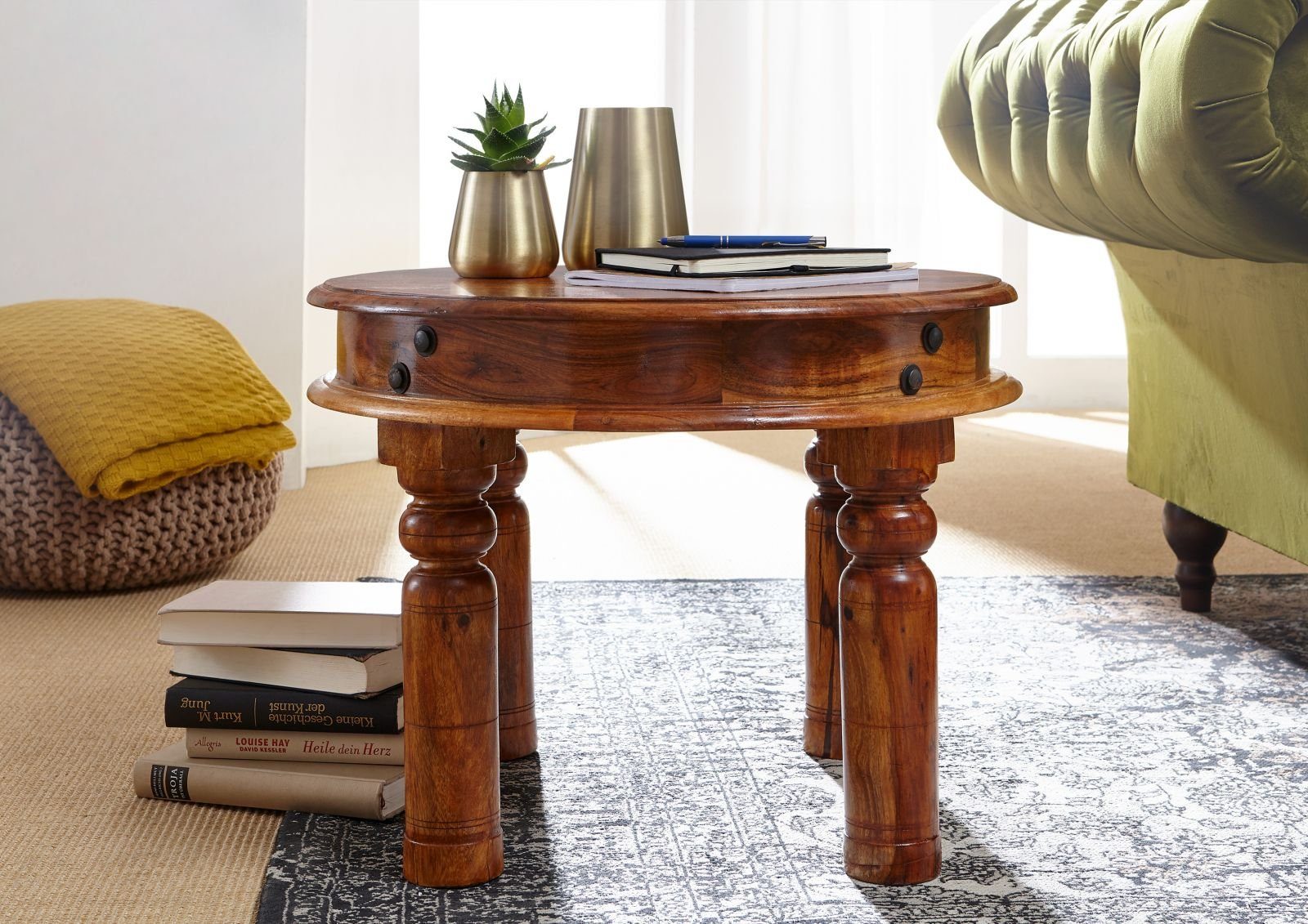 Massivmoebel24 Couchtisch OXFORD (Couchtisch, Landhausstil, Reliefarbeit, braun lackiert 60x60x45 Akazie), hochwertiges Edelholz;authentische Holzadern;aufwendige Schnitzereien