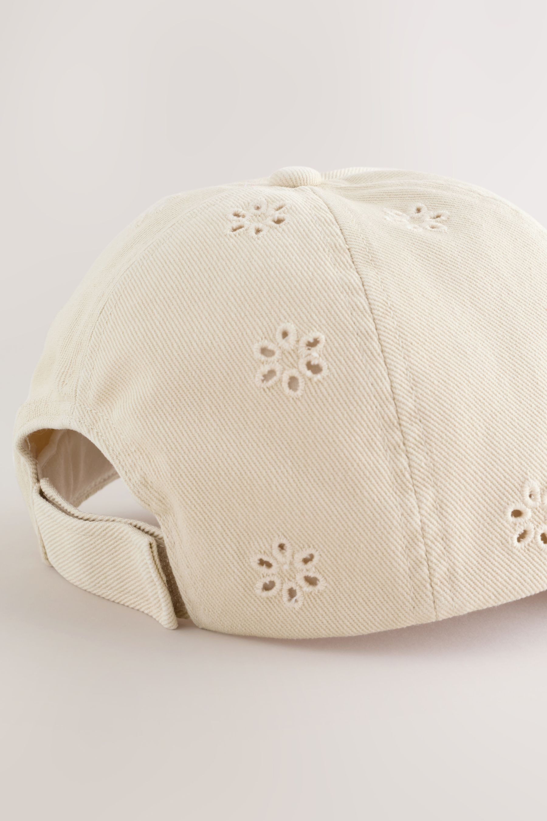 Next Sonnenhut Cap mit Stickerei und Laser-Cut (1-St)