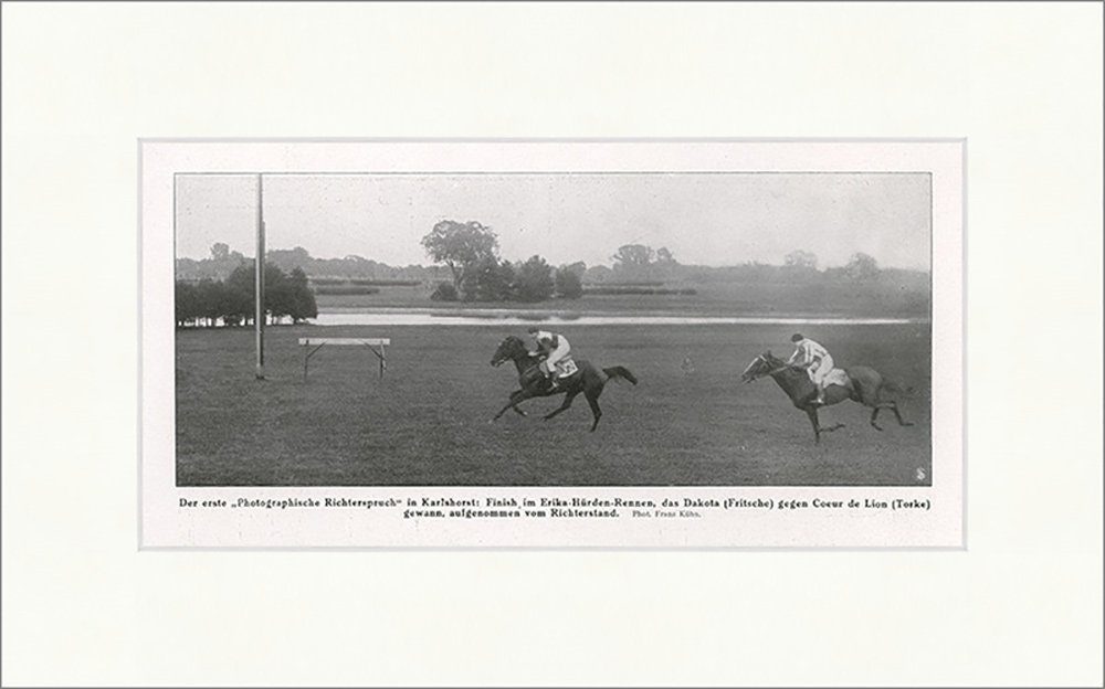 Kunstdruck In Karlshorst: Finish im Erika-Hürden-Rennen Pferde Jockeys F_Vintage