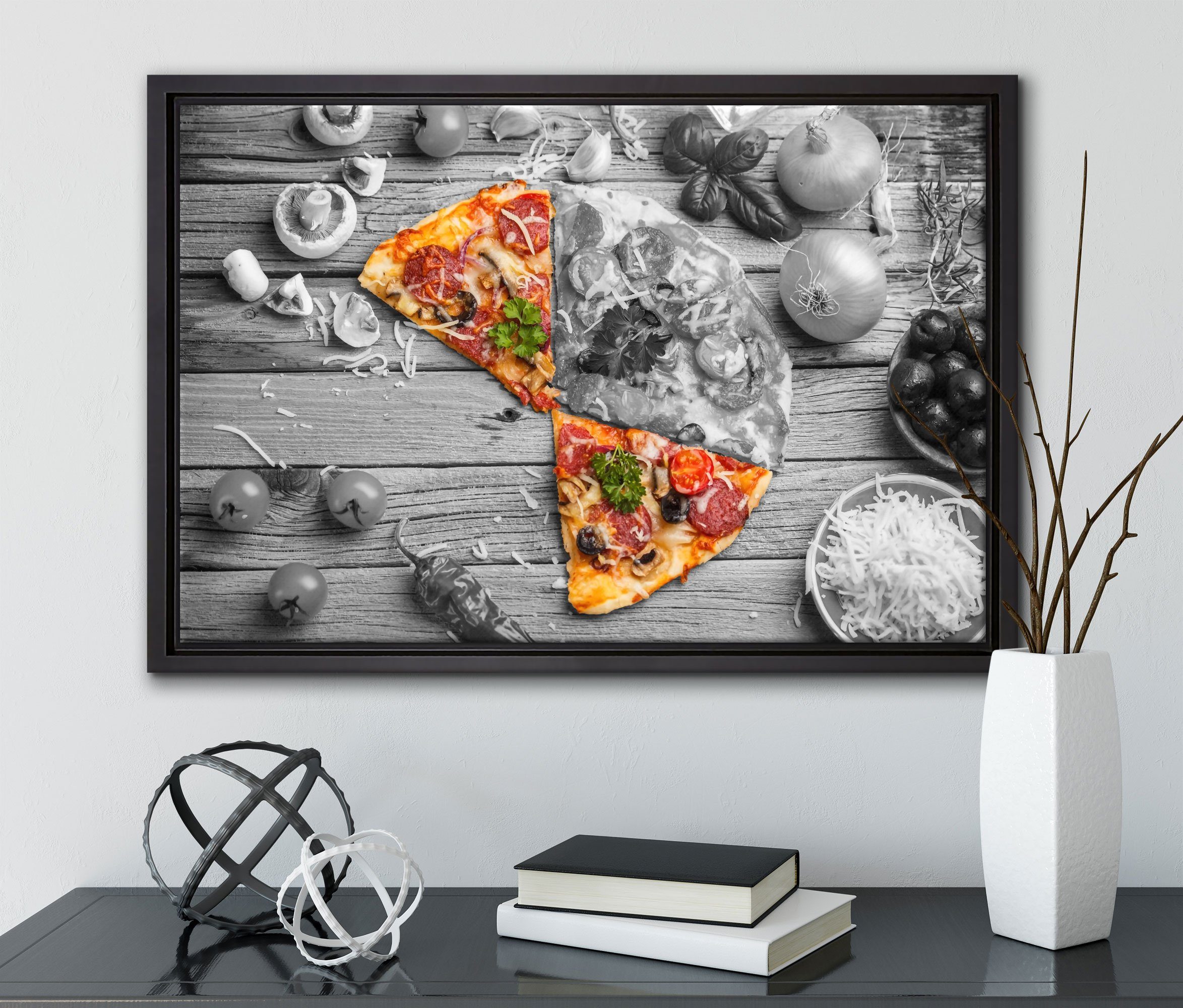 Zackenaufhänger Pizza St), bespannt, in gefasst, fertig (1 Leinwandbild Pixxprint Leinwandbild inkl. auf Schattenfugen-Bilderrahmen Holztisch, Wanddekoration einem