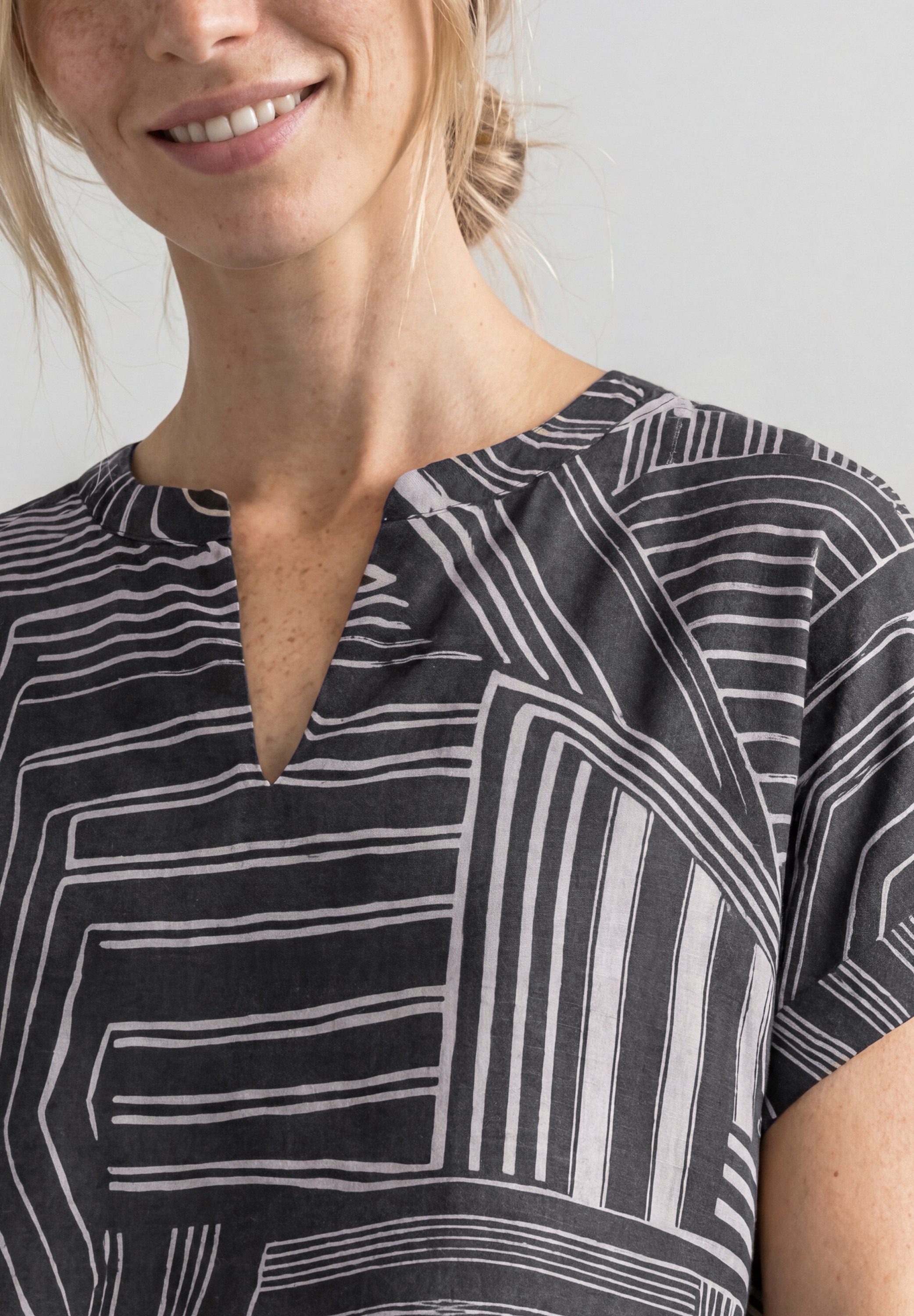 STREET ONE Kurzarmshirt Sommerbluse im Tunika-Look und mit grafischem Muster – Bild 3 von 5