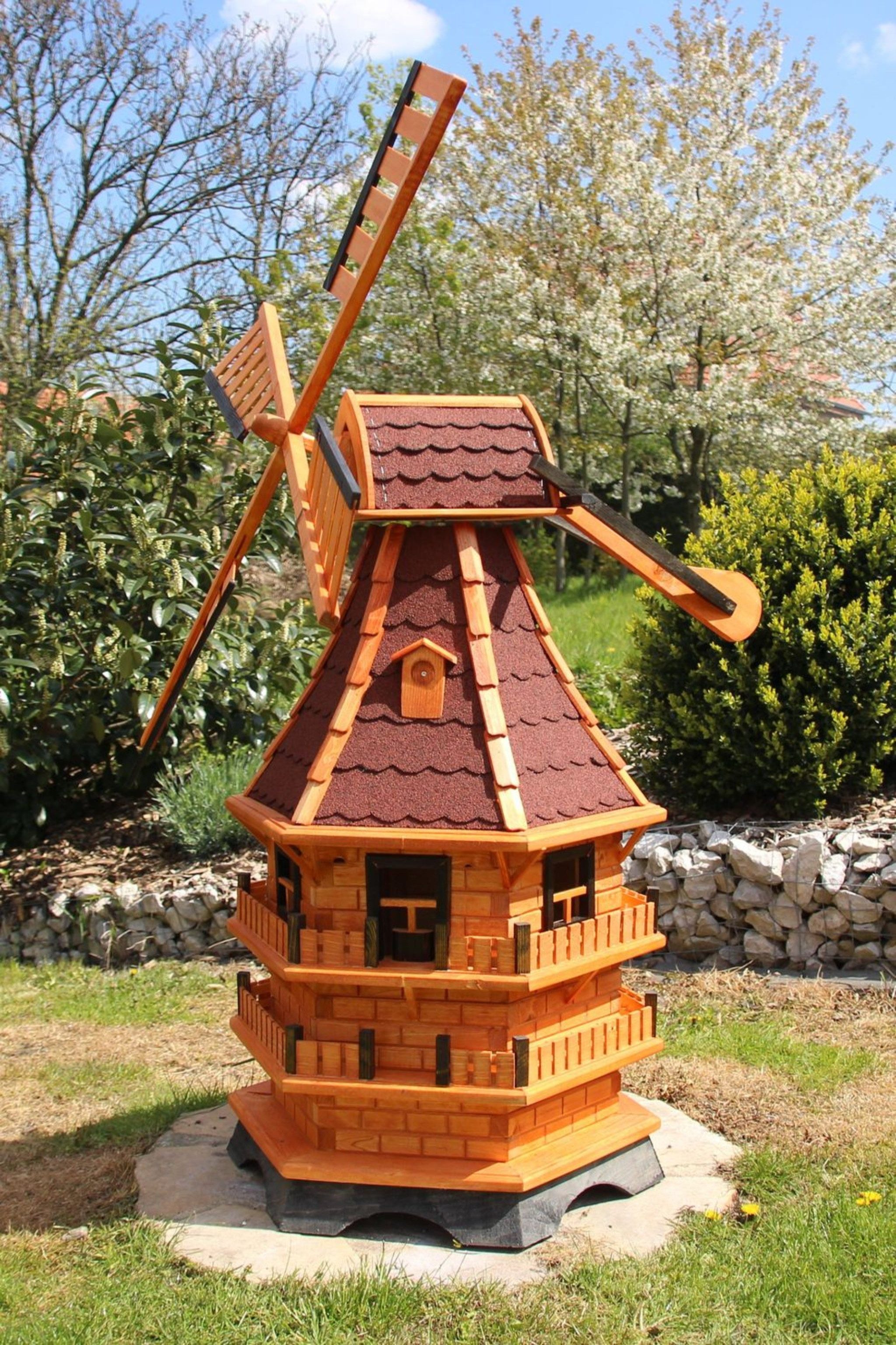 Holzdekoladen Deko-Windrad XXL Gartenwindmühle Holz 150 cm – 3-stöckig mit Gauben & Solarlicht